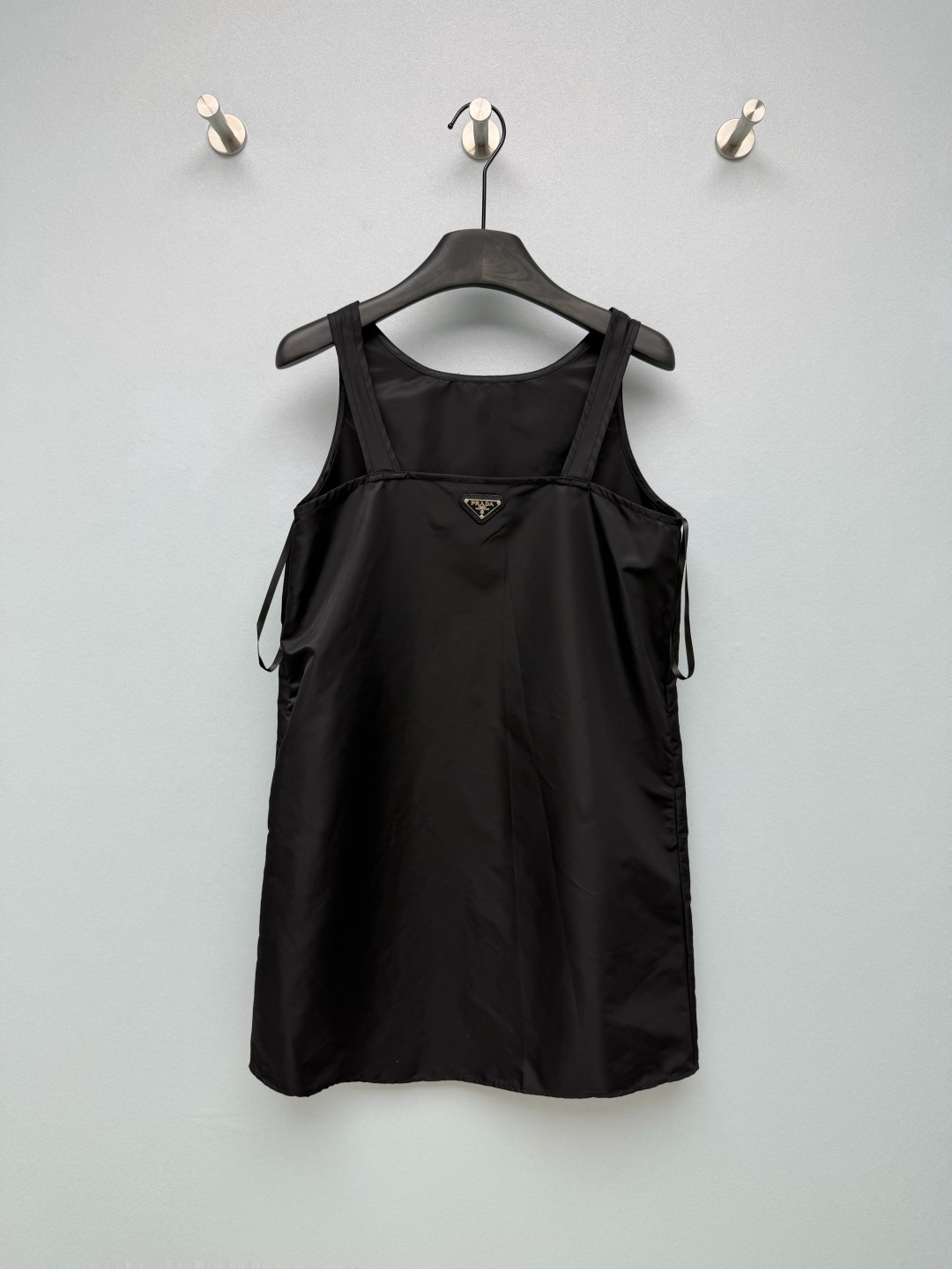 NO:864189,Pra*26 new regenerated nylon sleeveless camisole dress. Classic regenerated nylon fabric, matte black with a high-end feel, waterproof and durable, great for summer. The triangle mark on the chest is low-key and noble, the wide shoulder straps do not press or slide the shoulders, and the A-line version hides the flesh. The belly and waist are completely covered. Wearing it alone with shorts will look like a relaxed rich girl, and wearing a suit underneath will instantly transform you into a smart workplace style. It is a universal base layer that can be used all year round, and it can be used to maximize its versatility!  Solid color size 3 SMLJ,Prada-clothing,prada,prada,skirts,shorts,business suit,19860909Pra*26新款再生尼龙无袖吊带背心裙 经典再生尼龙面料,哑光黑高级感拉满,防水耐造夏天巨省心 胸前三角标低调显贵,宽肩带不压肩不溜肩,A字版型藏肉一绝,小肚子、腰上肉肉全遮住 单穿配短裤是松弛富家女,内搭西装秒变干练职场风 一年四季都能用上的万能打底,百搭利用率直接拉满！单色3码SMLJ,普拉达-服装,prada,prada,skirts,shorts,business suit,,Women's clothing