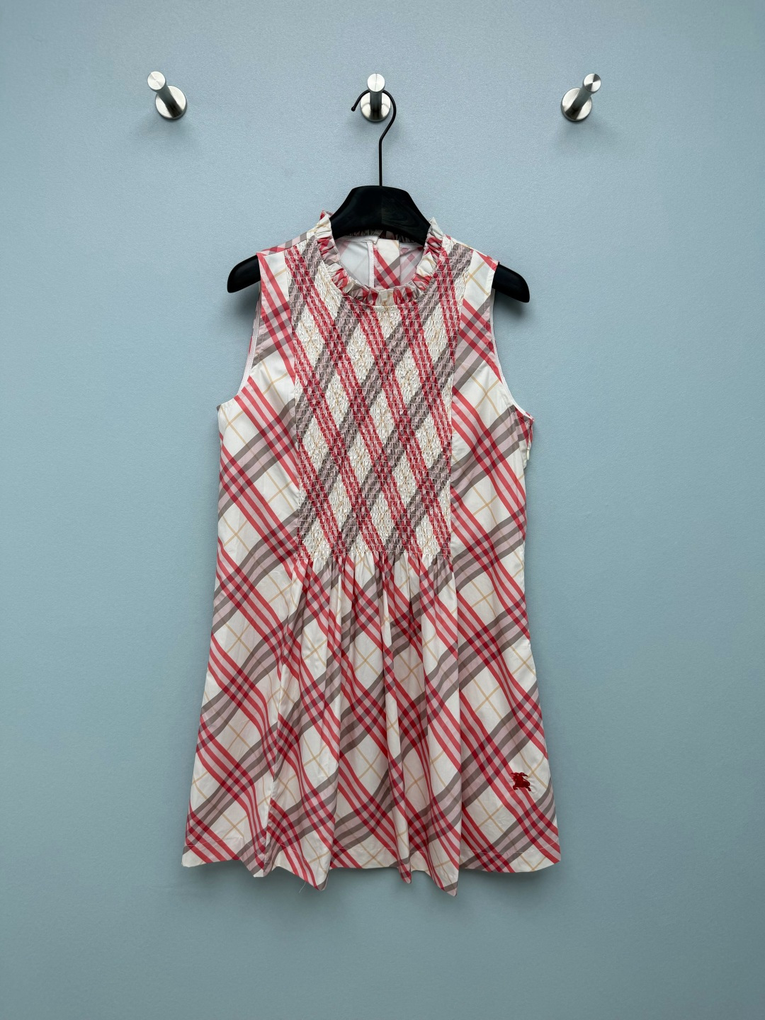 NO:864210,Bur*26's new classic plaid sleeveless babydoll dress is made of the brand's iconic retro red and brown Vintage plaid fabric  The ear-edge stand-up collar + sleeveless tailoring modifies the neck line, the elastic lace does not strangle the neck, and the hidden zipper on the back makes it easy to put on and take off. A large area of ​​the front chest is hand-wrinkled and sewed, and the upper body is elastically gathered, and the pleats are naturally rich and layered. The century-old classic plaid pattern  Similar, the color scheme is soft milk white base + red brown check, which weakens the sense of heaviness and fills the spring and summer atmosphere; the cotton blended fabric is light and breathable, drape smoothly, is skin-friendly and not easy to wrinkle. The red war horse knight logo is embroidered on the side of the skirt, the brand's classic logo, low-key and luxurious!  Single color size 3 SMLJ, Burberry-clothing, burberry, skirts,19860909Bur*26新款经典格纹无袖娃娃裙 采用品牌标志性复古红棕Vintage格纹面料 木耳边立领+无袖剪裁,修饰脖颈线条,松紧花边不勒脖子,后背暗藏隐形拉链,穿脱便捷.前胸大面积手工抽皱打揽工艺,弹力收束上身,褶皱自然丰富层次感.百年经典格纹纹样,配色柔和奶白底+红棕格,弱化厚重感,春夏氛围感拉满；棉质混纺面料轻薄透气、垂坠顺滑,亲肤不易起皱.裙摆侧边刺绣红色战马骑士Logo,品牌经典标识,低调轻奢！单色3码SMLJ,博柏利-服装,burberry,skirts,,Women's clothing