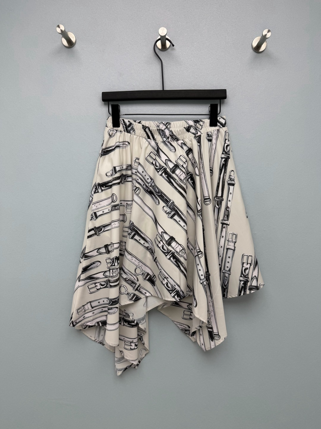 NO:864219,Lou*26's new equestrian leather printed irregular skirt (nylon version), the black and white hand-painted leather belt pattern brings a retro equestrian atmosphere, the full and drapey high waist elastic waist + natural pleats at the waist, the belly and hip width can be hidden with one click. The irregular sharp hem is the soul, and the staggered tailoring brings an elegant feeling when walking, covering the flesh and making you look slimmer!  The classic black and white hand-painted belt and harness are all printed with patterns, which are derived from the classic equestrian elements of luxury brands. The black painting on a white background is high-end and retro. The ink-style printing has strong fastness and is not easy to smudge and crack after long-term washing!  Monochrome size 3 SMLAW,Louis Vuitton-clothing,louis vuitton,skirts,19860909Lou*26新款马术皮具印花不规则半裙（尼龙版本）,黑白手绘皮带纹样自带复古马术氛围感,满满垂感绝了高腰松紧腰+腰头自然碎褶,小肚子、胯宽一键隐藏 不规则尖角下摆是灵魂,错落剪裁走路自带飘逸感,遮肉显瘦一绝！经典黑白手绘皮带马具满印纹样,源自奢牌经典马术元素,白底黑画高级复古,水墨风印花牢度强,久洗不易晕染开裂！单色3码SMLAW,路易威登-服装,louis vuitton,skirts,,Women's clothing