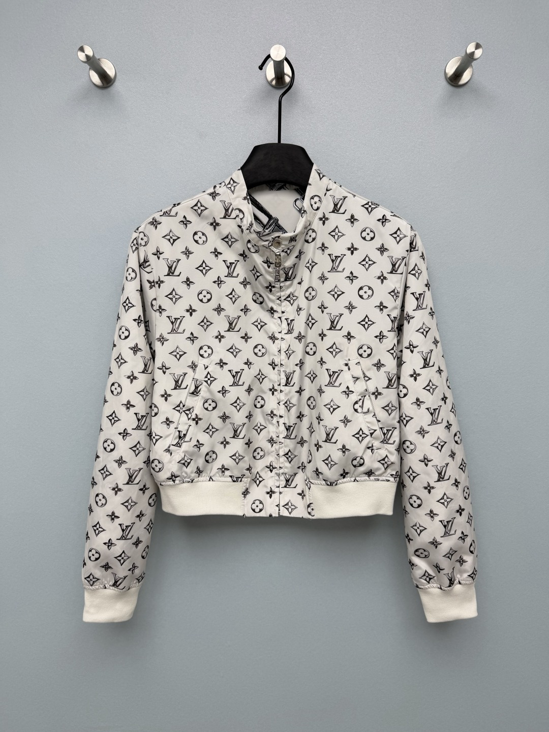 NO:864226,Lou*26 new double-sided equestrian jacket (nylon version) can be worn in two ways with one piece. The Fengshen double-sided baseball jacket is finally here!  One side of the belt is equestrian print, and the other side is classic presbyopic Monogram. It is equivalent to buying two jackets. The nylon fabric upper body is light and does not weigh down the body. The black and white hand-painted belt directly adds a retro atmosphere. Baseball stand-up collar + rib closing. The short version is easy for small people to control. The dropped shoulder cut hides the shoulder muscles. The zipper pockets have exquisite details. Wear it alone with a skirt from the same series. It will look like a rich girl. Turn it over and wear the presbyopic fabric with jeans for a casual and lazy look.  Versatile jackets are just what you need in spring and autumn. You can switch styles at will and maximize your utilization!  Solid color size 3 SMLAW,Louis Vuitton-clothing,louis vuitton,skirts,jeans,jackets & coats,jackets & coats,19860909Lou*26新款双面穿马术夹克外套（尼龙版本）一件穿出两种穿搭封神双面穿棒球外套终于来了！一面皮带马术印花,一面经典老花Monogram,等于入手两件外套尼龙面料上身轻盈不压身,黑白手绘皮带复古氛围感直接拉满 棒球立领+罗纹收口,短款版型小个子轻松驾驭,落肩剪裁藏肩肉 拉链口袋细节精致,单穿配同系列半裙是富家千金,翻过来老花面搭牛仔裤随性慵懒 春秋刚需百搭外套,风格随心切换,利用率直接拉满！单色3码SMLAW,路易威登-服装,louis vuitton,skirts,jeans,jackets & coats,jackets & coats,,Women's clothing