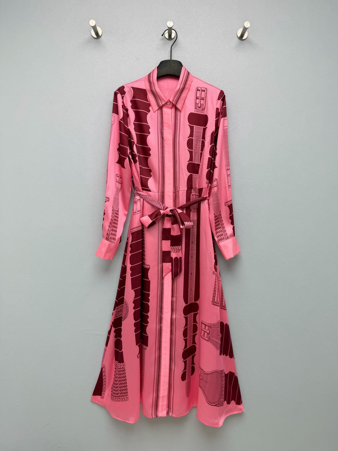 NO:865131,HERME*26 new silk printed lapel long-sleeved dress with retro belt scarf pattern, pink color + burgundy belt sketch print, derived from the brand's antique silk scarf pattern, with French elegance and light retro atmosphere, replicating the artistic texture of big-name silk scarves, gentle and noble. The drapey satin fabric is very comfortable on the upper body, and the luster in the sun directly makes it cool. It is also cool to wear in summer.  The same color contrasting lapel + placket design weakens the complexity of the printing and adds a sense of neatness; the metal buttons are branded, and the cuffs and hem are neatly aligned, showing a sense of quality!  It doesn't look old-fashioned at all, but has a lazy and noble French accent. 15 colors and 4 sizes SMLXL, Hermès-clothing, hermes, hermes, skirts, real silk,19860909HERME*26新款真丝印花翻领长袖连衣裙以复古腰带丝巾纹样,粉底色+酒红腰带素描印花,源自品牌古董丝巾图案,自带法式优雅与轻复古氛围,复刻了大牌丝巾的艺术质感,温柔又显贵 垂坠感缎面面料上身巨舒服,阳光下的光泽感直接封神,夏天穿也冰冰凉凉的 同色系撞色翻领+门襟设计,弱化印花的繁杂感,增加利落感；金属纽扣带有品牌标识,袖口与衣摆的走线工整,尽显品质感！完全不会显老气,反而有种慵懒又贵气的法式腔调 15色4码SMLXL,爱马仕-服装,hermes,hermes,skirts,real silk,,Women's clothing