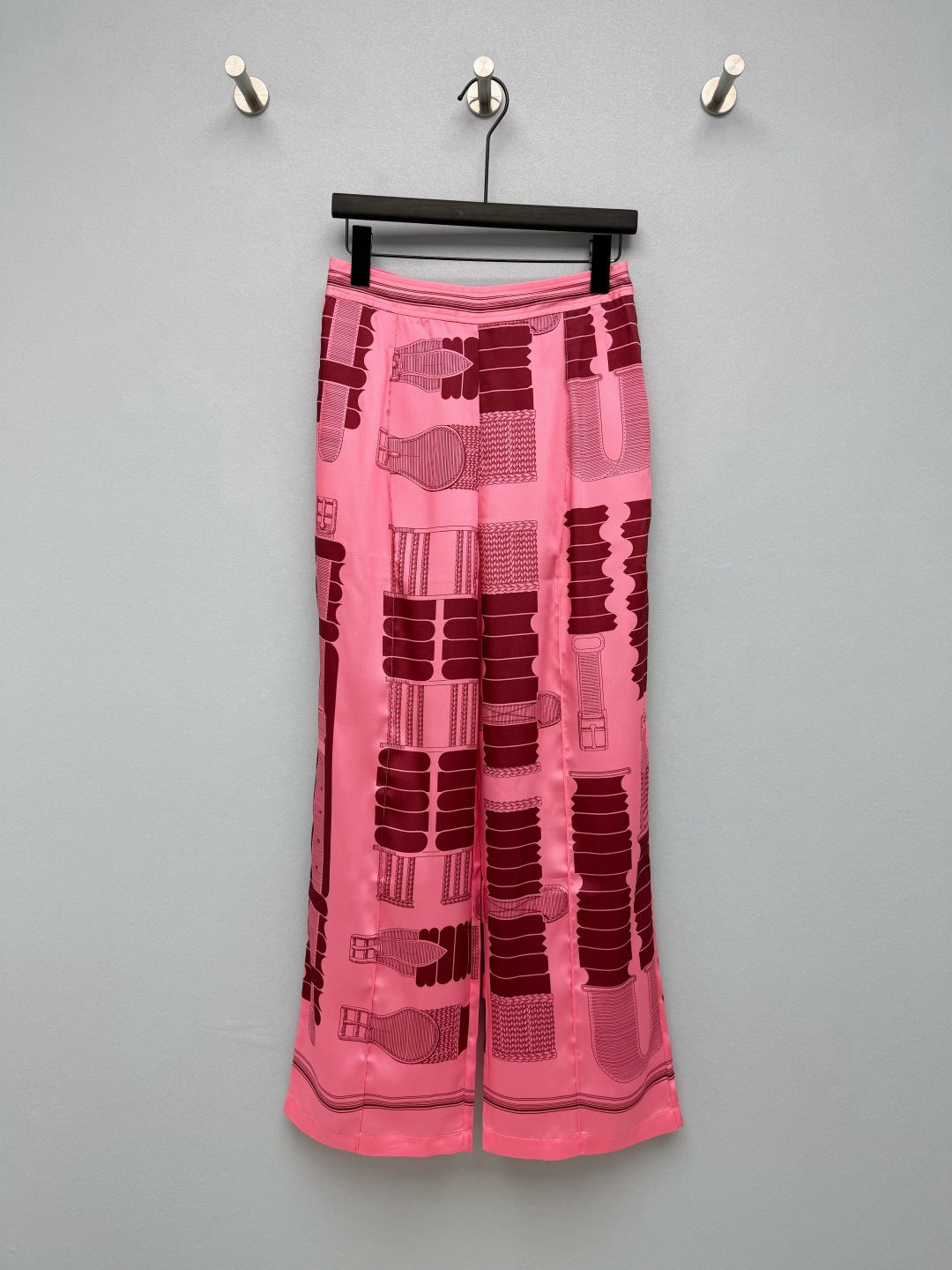 NO:865115,HERME*26 new silk printed wide-leg pants are designed with a retro belt scarf pattern, pink color + burgundy belt sketch print, derived from the brand's antique silk scarf pattern, with a French retro atmosphere, bright and high-end colors, and a high rate of return. It has the artistic sense of French silk scarf paintings, which makes it instantly recognizable. The drapey satin fabric is very comfortable on the upper body, and the luster in the sun is directly inspiring. It is also cool to wear in summer.  The high-waisted straight version has the effect of hiding the flesh. Sisters with wide hips and thick legs can close their eyes and walk with an elegant aura. The details of the elastic waistband on the back are also very considerate. The side zippers are effortless to put on and take off. The gentle and noble feeling is welded on the body!  15 colors 4 codes SMLXL, Hermes-clothing, hermes, hermes, real silk,19860909HERME*26新款真丝印花阔腿裤 以复古复古腰带丝巾纹样,粉底色+酒红腰带素描印花,源自品牌古董丝巾图案,自带法式复古氛围,配色明艳又高级,回头率超高.自带法式丝巾画的艺术感,辨识度直接拉满.垂坠感缎面面料上身巨舒服,阳光下的光泽感直接封神,夏天穿也冰冰凉凉的 高腰直筒版型,藏肉效果直接拉满,胯宽腿粗的姐妹闭眼冲,走路自带飘逸气场 后片弹力腰头的细节也超贴心,侧边拉链穿脱完全不费劲 温柔显贵感焊在身上！ 15色4码SMLXL,爱马仕-服装,hermes,hermes,real silk,,Women's clothing