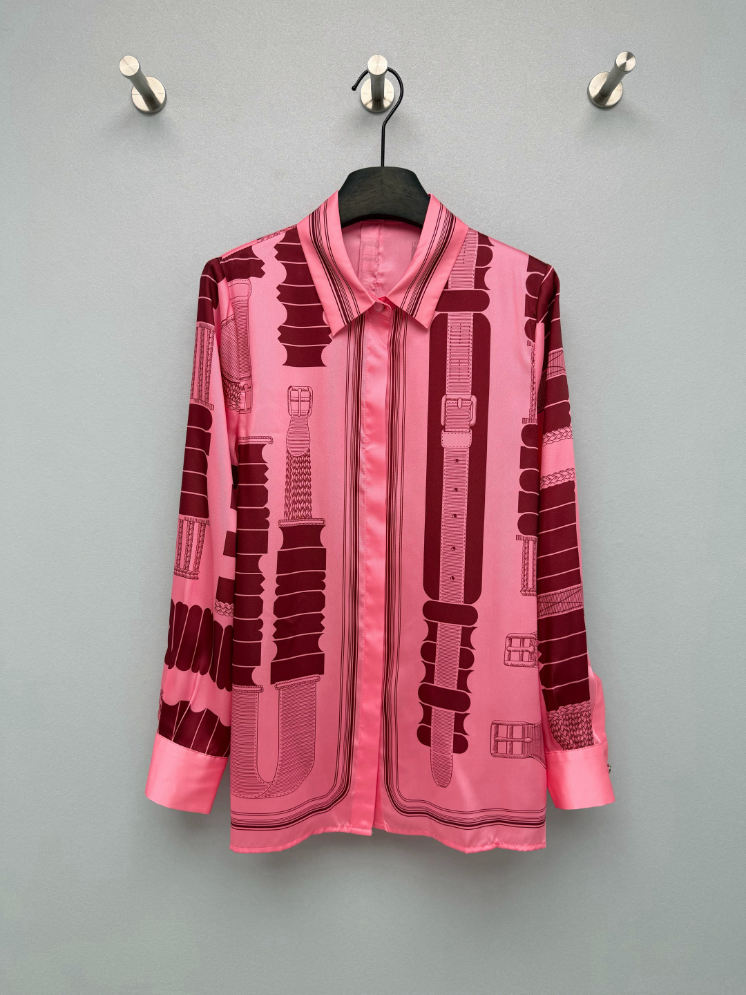 NO:865124,HERME*26 new silk printed lapel long-sleeved shirt, with retro belt scarf pattern, pink color + burgundy belt sketch print, derived from the brand's antique scarf pattern, with its own French retro atmosphere, high return rate. It has the artistic sense of French silk scarf painting, which makes it instantly recognizable. The drapey satin fabric is very comfortable on the upper body, and the luster in the sun directly makes you feel cool. It is also cool to wear in summer.  The same color contrasting lapel + placket design weakens the complexity of the printing and adds a sense of neatness; the metal buttons are branded, and the cuffs and hem are neatly aligned, showing a sense of quality!  It doesn’t look old-fashioned at all, but has a lazy and noble French accent. 15 colors and 4 sizes SMLXL, Hermès-clothing, hermes, hermes, real silk,19860909HERME*26新款真丝印花翻领长袖衬衣 以复古腰带丝巾纹样,粉底色+酒红腰带素描印花,源自品牌古董丝巾图案,自带法式复古氛围,回头率超高.自带法式丝巾画的艺术感,辨识度直接拉满.垂坠感缎面面料上身巨舒服,阳光下的光泽感直接封神,夏天穿也冰冰凉凉的 同色系撞色翻领+门襟设计,弱化印花的繁杂感,增加利落感；金属纽扣带有品牌标识,袖口与衣摆的走线工整,尽显品质感！完全不会显老气,反而有种慵懒又贵气的法式腔调 15色4码SMLXL,爱马仕-服装,hermes,hermes,real silk,,Women's clothing