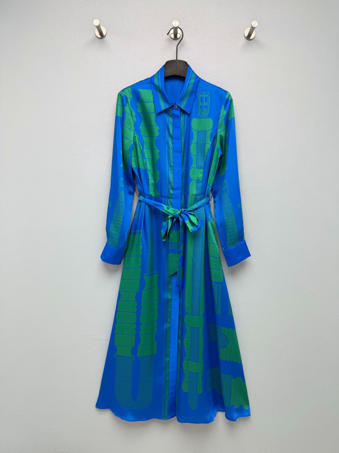 NO:865106,HERME*26's new silk printed lapel long-sleeved dress has a sapphire blue background and a grass green belt sketch print. The contrasting color is bright and eye-catching, and has a high rate of turning heads. It has French elegance and a light retro atmosphere, replicating the artistic texture of big-name silk scarves, gentle and noble. The drapey satin fabric is very comfortable on the upper body, and the luster in the sun directly makes it cool. It is also cool to wear in summer.  The same color contrasting lapel + placket design weakens the complexity of the printing and adds a sense of neatness; the metal buttons are branded, and the cuffs and hem are neatly aligned, showing a sense of quality!  It doesn't look old-fashioned at all, but has a lazy and noble French accent. 15 colors and 4 sizes SMLXL, Hermès-clothing, hermes, hermes, skirts, real silk,19860909HERME*26新款真丝印花翻领长袖连衣裙以宝蓝底色搭配草绿色腰带素描印花,撞色鲜明吸睛,回头率超高.自带法式优雅与轻复古氛围,复刻了大牌丝巾的艺术质感,温柔又显贵 垂坠感缎面面料上身巨舒服,阳光下的光泽感直接封神,夏天穿也冰冰凉凉的 同色系撞色翻领+门襟设计,弱化印花的繁杂感,增加利落感；金属纽扣带有品牌标识,袖口与衣摆的走线工整,尽显品质感！完全不会显老气,反而有种慵懒又贵气的法式腔调 15色4码SMLXL,爱马仕-服装,hermes,hermes,skirts,real silk,,Women's clothing