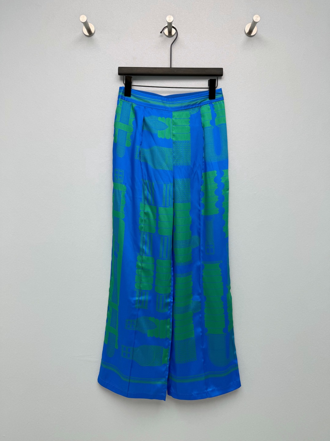 NO:865176,HERME*26 new silk printed wide-leg pants are made with a retro sapphire blue background and a grass green belt sketch print. The contrasting color is bright and eye-catching. It has a French retro atmosphere. The color is bright and high-end, and the rate of return is very high. It has the artistic sense of French silk scarf painting, which makes it instantly recognizable. The drapey satin fabric is very comfortable on the upper body, and the luster in the sun is directly inspiring. It is also cool to wear in summer.  The high-waisted straight version has the effect of hiding the flesh. Sisters with wide hips and thick legs can close their eyes and walk with an elegant aura. The details of the elastic waistband on the back are also very considerate. The side zippers are effortless to put on and take off. The gentle and noble feeling is welded on the body!  15 colors 4 codes SMLXL, Hermes-clothing, hermes, hermes, real silk,19860909HERME*26新款真丝印花阔腿裤 以复古宝蓝底色搭配草绿色腰带素描印花,撞色鲜明吸睛,自带法式复古氛围,配色明艳又高级,回头率超高.自带法式丝巾画的艺术感,辨识度直接拉满.垂坠感缎面面料上身巨舒服,阳光下的光泽感直接封神,夏天穿也冰冰凉凉的 高腰直筒版型,藏肉效果直接拉满,胯宽腿粗的姐妹闭眼冲,走路自带飘逸气场 后片弹力腰头的细节也超贴心,侧边拉链穿脱完全不费劲 温柔显贵感焊在身上！ 15色4码SMLXL,爱马仕-服装,hermes,hermes,real silk,,Women's clothing
