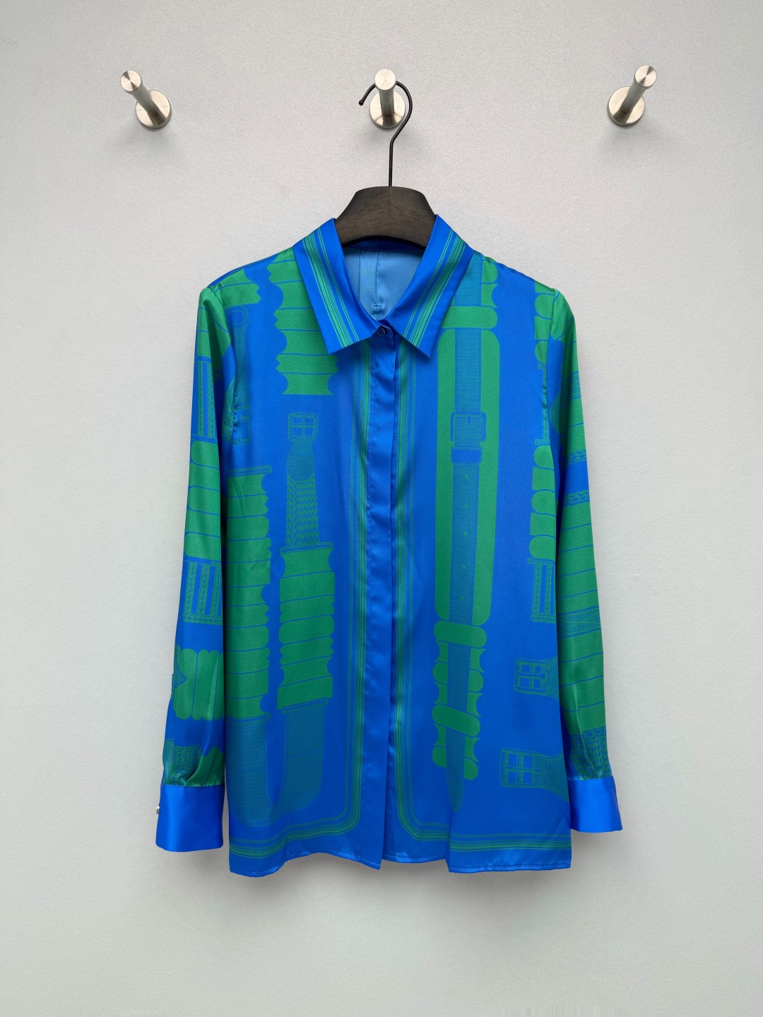 NO:865186,HERME*26 new silk printed lapel long-sleeved shirt. It has a royal blue background and a grass green belt sketch print. The contrasting colors are bright and eye-catching. It has a French retro atmosphere and has a high rate of return. It has the artistic sense of French silk scarf painting and is instantly recognizable. The drapey satin fabric is very comfortable on the upper body. The luster in the sun directly makes you feel cool. It is also cool to wear in summer.  The same color contrasting lapel + placket design weakens the complexity of the printing and adds a sense of neatness; the metal buttons are branded, and the cuffs and hem are neatly aligned, showing a sense of quality!  It doesn’t look old-fashioned at all, but has a lazy and noble French accent. 15 colors and 4 sizes SMLXL, Hermès-clothing, hermes, hermes, real silk,19860909HERME*26新款真丝印花翻领长袖衬衣 以宝蓝底色搭配草绿色腰带素描印花,撞色鲜明吸睛,自带法式复古氛围,回头率超高.自带法式丝巾画的艺术感,辨识度直接拉满.垂坠感缎面面料上身巨舒服,阳光下的光泽感直接封神,夏天穿也冰冰凉凉的 同色系撞色翻领+门襟设计,弱化印花的繁杂感,增加利落感；金属纽扣带有品牌标识,袖口与衣摆的走线工整,尽显品质感！完全不会显老气,反而有种慵懒又贵气的法式腔调 15色4码SMLXL,爱马仕-服装,hermes,hermes,real silk,,Women's clothing