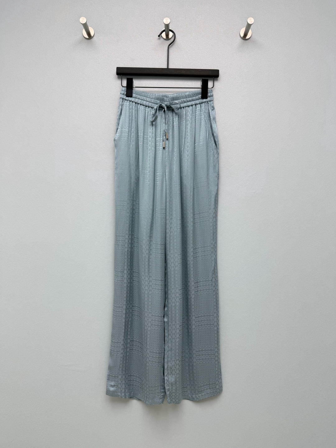 NO:865150,Gu*26 new jacquard wide-leg trousers series are released at the same time. Shirt, skirt, wide-leg trousers and dress. The texture is shiny, nourishing and comfortable for the skin, and it is so gentle!  The clear haze blue tone makes the temperament gentle, and the goose yellow has a gentle and noble feel. The dark double G jacquard is low-key and highlights the texture. The drapey fabric has a lazy and high-end feel. The combination of a shirt with a skirt or trousers is easy and versatile. Whether it is daily commuting or dating, you can easily wear an elegant and refined style. Pants 2 colors and 3 sizes SML, Gucci-clothing, gucci, skirts, shirts,19860909Gu*26新款提花阔腿长裤 系列款同步上新 衬衣半裙阔腿裤连衣裙 质感光泽,养肤舒适,也太戳温柔风了！清透的雾霾蓝调衬得气质温婉,鹅黄色温柔贵气感 暗纹双G提花低调又彰显质感,垂坠的面料自带慵懒高级感,衬衫配半裙或者打长裤的组合省心又百搭,不管是日常通勤还是约会穿搭,都能轻松穿出优雅又精致的格调 长裤 2色3码SML,古驰-服装,gucci,skirts,shirts,,Women's clothing