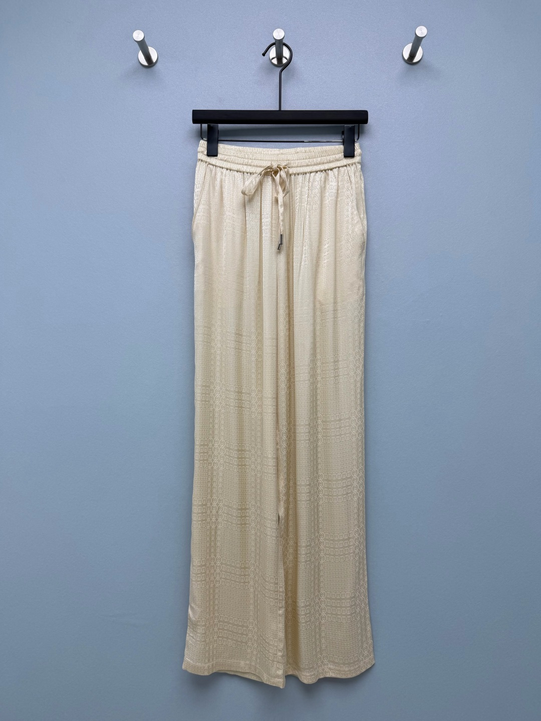 NO:865166,Gu*26 new jacquard wide-leg trousers series are released at the same time. Shirt, skirt, wide-leg trousers and dress. The texture is shiny, nourishing and comfortable for the skin, and it is so gentle!  The clear haze blue tone makes the temperament gentle, and the goose yellow has a gentle and noble feel. The dark double G jacquard is low-key and highlights the texture. The drapey fabric has a lazy and high-end feel. The combination of a shirt with a skirt or trousers is easy and versatile. Whether it is daily commuting or dating, you can easily wear an elegant and refined style. Pants 2 colors and 3 sizes SML, Gucci-clothing, gucci, skirts, shirts,19860909Gu*26新款提花阔腿长裤 系列款同步上新 衬衣半裙阔腿裤连衣裙 质感光泽,养肤舒适,也太戳温柔风了！清透的雾霾蓝调衬得气质温婉,鹅黄色温柔贵气感 暗纹双G提花低调又彰显质感,垂坠的面料自带慵懒高级感,衬衫配半裙或者打长裤的组合省心又百搭,不管是日常通勤还是约会穿搭,都能轻松穿出优雅又精致的格调 长裤 2色3码SML,古驰-服装,gucci,skirts,shirts,,Women's clothing