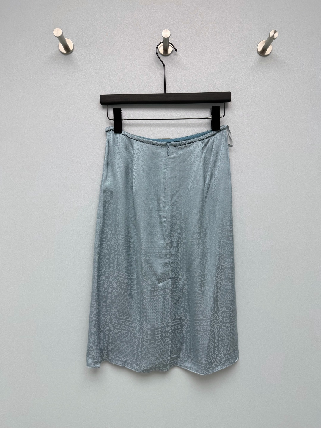 NO:865130,Gu*26 new jacquard skirt series is released at the same time. Shirt, skirt, wide-leg pants and dress. The texture is shiny, nourishing and comfortable for the skin, and it is so gentle!  The clear haze blue tone makes the temperament gentle, and the goose yellow has a gentle and noble feel. The double G jacquard with dark pattern is low-key and highlights the texture. The drapey fabric has a lazy and high-end feel. The combination of shirt and skirt or trousers is easy and versatile. Whether it is daily commuting or date wear, you can easily wear an elegant and refined style. Skirt 2 colors and 3 sizes SML, Gucci-clothing, gucci, skirts, shirts,19860909Gu*26新款提花半裙 系列款同步上新 衬衣半裙阔腿裤连衣裙 质感光泽,养肤舒适,也太戳温柔风了！清透的雾霾蓝调衬得气质温婉,鹅黄色温柔贵气感 暗纹双G提花低调又彰显质感,垂坠的面料自带慵懒高级感,衬衫配半裙或者打长裤的组合省心又百搭,不管是日常通勤还是约会穿搭,都能轻松穿出优雅又精致的格调 半裙 2色3码SML,古驰-服装,gucci,skirts,shirts,,Women's clothing