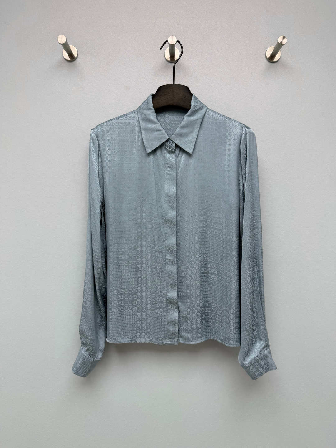 NO:865140,Gu*26 new jacquard shirt series is released at the same time. Shirt, skirt, wide-leg pants and dress. The texture is shiny, nourishing and comfortable for the skin, and it is so gentle!  The clear haze blue tone makes the temperament gentle, and the goose yellow has a gentle and noble feel. The dark double G jacquard is low-key and highlights the texture. The drapey fabric has a lazy and high-end feel. The combination of a shirt with a skirt or trousers is easy and versatile. Whether it is daily commuting or dating, you can easily wear an elegant and refined style. Shirt 2 colors and 3 sizes SML, Gucci-clothing, gucci, skirts, shirts,19860909Gu*26新款提花衬衣 系列款同步上新 衬衣半裙阔腿裤连衣裙 质感光泽,养肤舒适,也太戳温柔风了！清透的雾霾蓝调衬得气质温婉,鹅黄色温柔贵气感 暗纹双G提花低调又彰显质感,垂坠的面料自带慵懒高级感,衬衫配半裙或者打长裤的组合省心又百搭,不管是日常通勤还是约会穿搭,都能轻松穿出优雅又精致的格调 衬衣 2色3码SML,古驰-服装,gucci,skirts,shirts,,Women's clothing