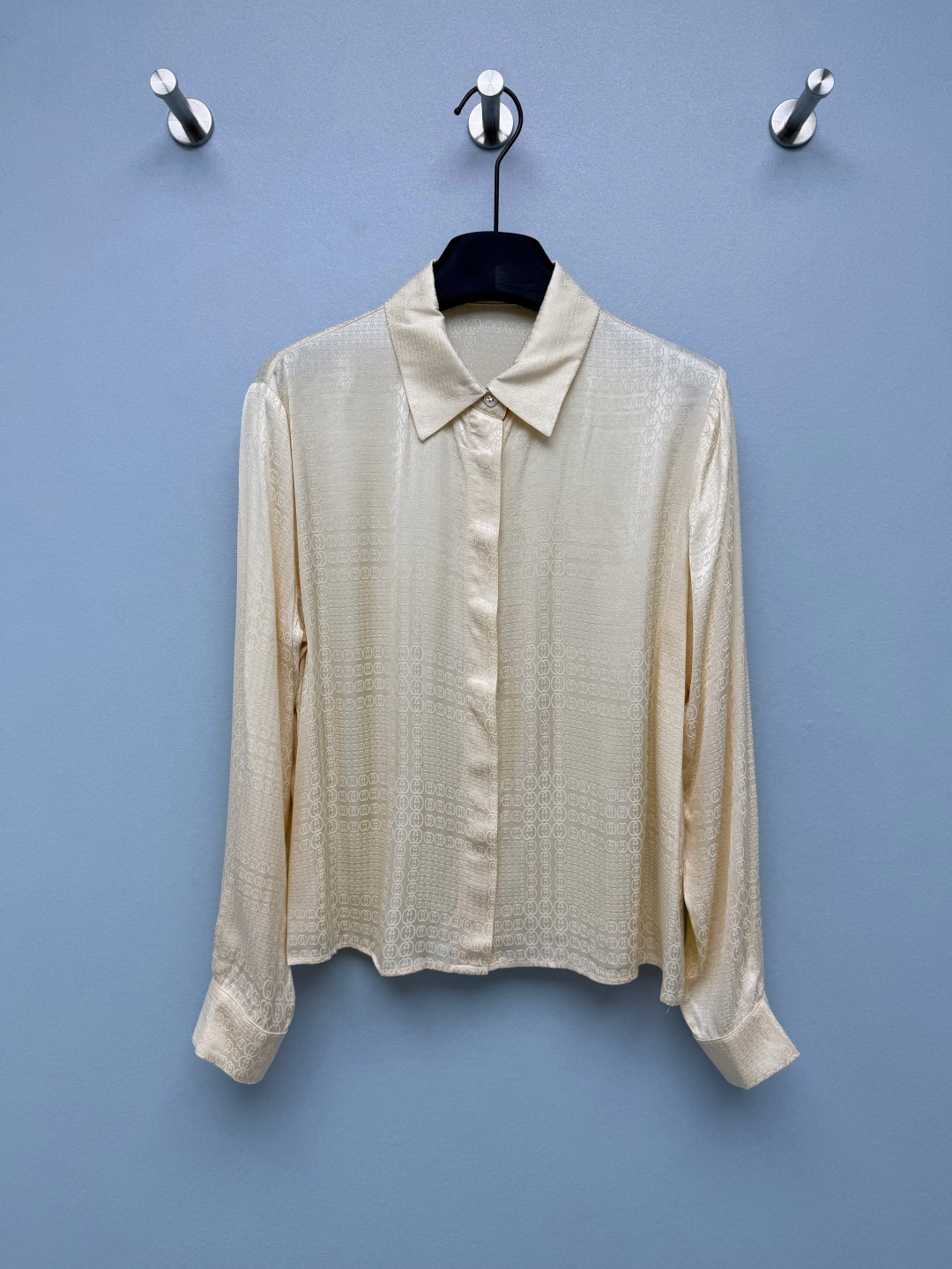 NO:865122,Gu*26 new jacquard shirt series is released at the same time. Shirt, skirt, wide-leg pants and dress. The texture is shiny, nourishing and comfortable for the skin, and it is so gentle!  The clear haze blue tone makes the temperament gentle, and the goose yellow has a gentle and noble feel. The dark double G jacquard is low-key and highlights the texture. The drapey fabric has a lazy and high-end feel. The combination of a shirt with a skirt or trousers is easy and versatile. Whether it is daily commuting or dating, you can easily wear an elegant and refined style. Shirt 2 colors and 3 sizes SML, Gucci-clothing, gucci, skirts, shirts,19860909Gu*26新款提花衬衣 系列款同步上新 衬衣半裙阔腿裤连衣裙 质感光泽,养肤舒适,也太戳温柔风了！清透的雾霾蓝调衬得气质温婉,鹅黄色温柔贵气感 暗纹双G提花低调又彰显质感,垂坠的面料自带慵懒高级感,衬衫配半裙或者打长裤的组合省心又百搭,不管是日常通勤还是约会穿搭,都能轻松穿出优雅又精致的格调 衬衣 2色3码SML,古驰-服装,gucci,skirts,shirts,,Women's clothing