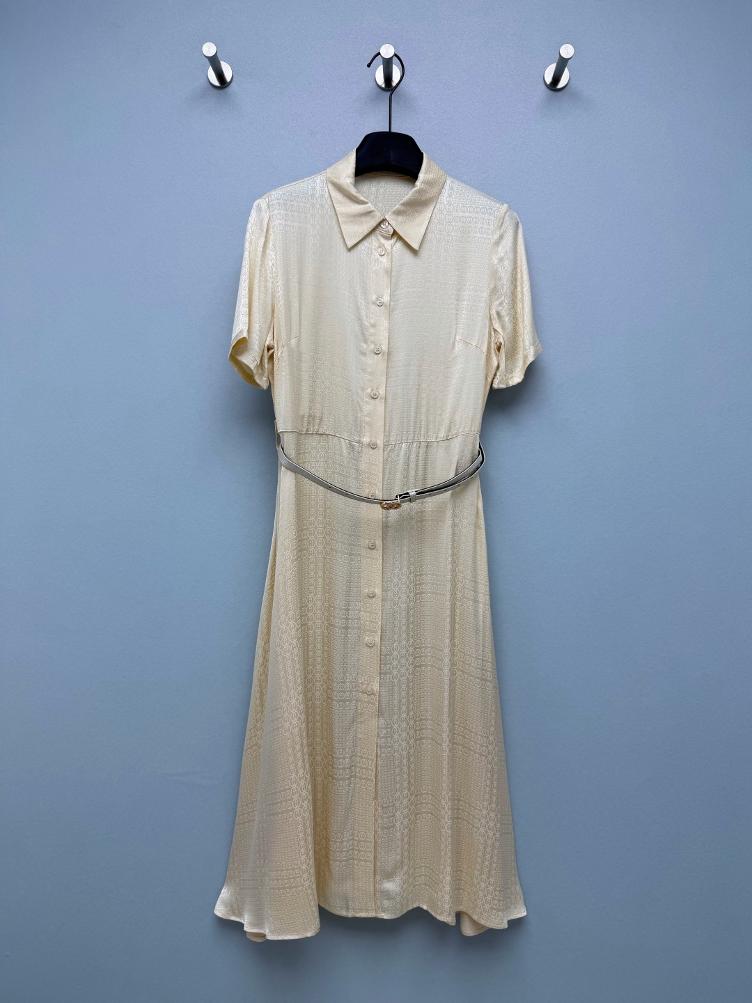 NO:865105,Gu*26 new jacquard short-sleeved dress series is released at the same time. Shirt, skirt, wide-leg pants dress, glossy texture, nourishing and comfortable, and so gentle!  The clear haze blue tone makes the temperament gentle, and the goose yellow has a gentle and noble feel. The double G jacquard with dark pattern is low-key and highlights the texture. The drape fabric has a lazy and high-end feel. The waist is matched with a customized buckle belt of the same color. Whether it is daily commuting or dating, you can easily wear an elegant and sophisticated style. Dress 2 colors and 3 sizes SML, Gucci-clothing, gucci, skirts, T-shirt,19860909Gu*26新款提花短袖连衣裙 系列款同步上新 衬衣半裙阔腿裤连衣裙 质感光泽,养肤舒适,也太戳温柔风了！清透的雾霾蓝调衬得气质温婉,鹅黄色温柔贵气感 暗纹双G提花低调又彰显质感,垂坠的面料自带慵懒高级感,腰部搭配同花色定制扣头腰带 不管是日常通勤还是约会穿搭,都能轻松穿出优雅又精致的格调 连衣裙 2色3码SML,古驰-服装,gucci,skirts,T-shirt,,Women's clothing