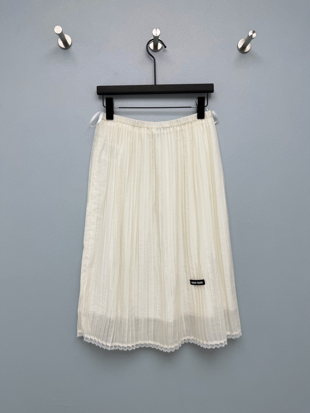 NO:865095,Mi*26 new lace pleated skirt. The black woven label embroidered logo on the side of the skirt is the brand's iconic small logo design, which highlights the brand attributes in a low-key manner. The whole body is made of vertical and fine accordion pleats, and the pleats are long-lasting and not easy to unravel. The high waist is fully elasticated, without belt restraints, and is highly tolerant to the waist and abdomen.  The skirt is spliced with exquisite hollow lace, the off-white model is paired with white lace, and the black model is paired with black lace. It has a gentle and sweet girly style, which increases the layering and girlish atmosphere of the skirt; the mid-length A-line version naturally spreads out to modify the width of the hips!  Gentle girl ceiling 2 colors 3 codes SML, Miu Miu-clothing, skirts,19860909Mi*26新款蕾丝花边百褶半裙 裙身侧边黑色织唛刺绣标识,是品牌标志性小标设计,低调点明品牌属性.通体竖向细密风琴百褶工艺,褶皱定型持久不易散开；高腰全松紧腰头,无皮带束缚,对腰腹包容度高. 裙摆拼接精致镂空蕾丝花边,米白款配白色蕾丝、黑色款搭配黑蕾丝,温柔甜妹风,增加裙装层次感与少女氛围感；中长款A字版型,自然散开修饰胯宽！温柔少女天花板2色3码SML,缪缪-服装,skirts,,Women's clothing
