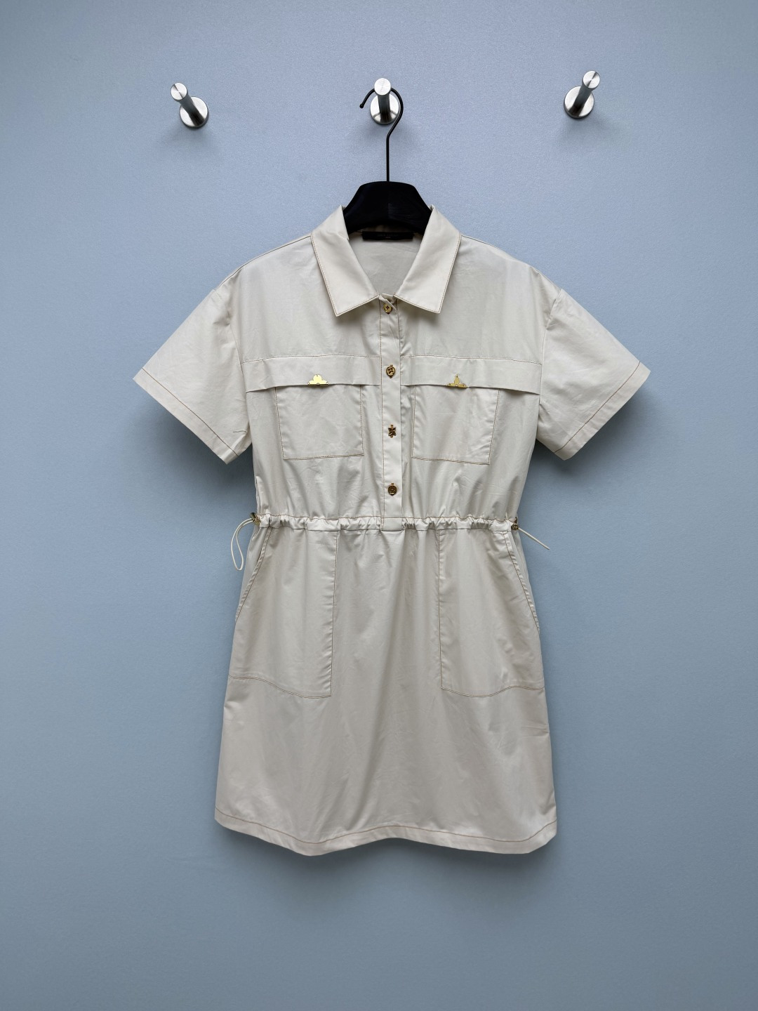 NO:865076,Lou*26 new khaki work style light luxury dress made of rice apricot washed cotton fabric + a full set of branded gold hardware, metal pocket tags, drawstring logo details, single-breasted lapel + adjustable drawstring at the waist, the waist can be changed to a 30-70 ratio in seconds, the A-line skirt hides the crotch, slimming and breathable work cotton, suitable for single wear in spring and summer, and layering in early autumn, one-click to go out for commuting and travel!  Solid color size 3 SML,Louis Vuitton-clothing,louis vuitton,skirts,19860909Lou*26新款卡其工装风轻奢连衣裙 米杏水洗棉面料+全套品牌金色五金,口袋金属标、抽绳logo细节满分翻领单排扣+腰部可调节抽绳,收腰秒变三七分比例,A字裙摆藏胯显瘦挺括透气的工装棉,春夏单穿、初秋叠穿都适配,通勤出游一键出门！单色3码SML,路易威登-服装,louis vuitton,skirts,,Women's clothing