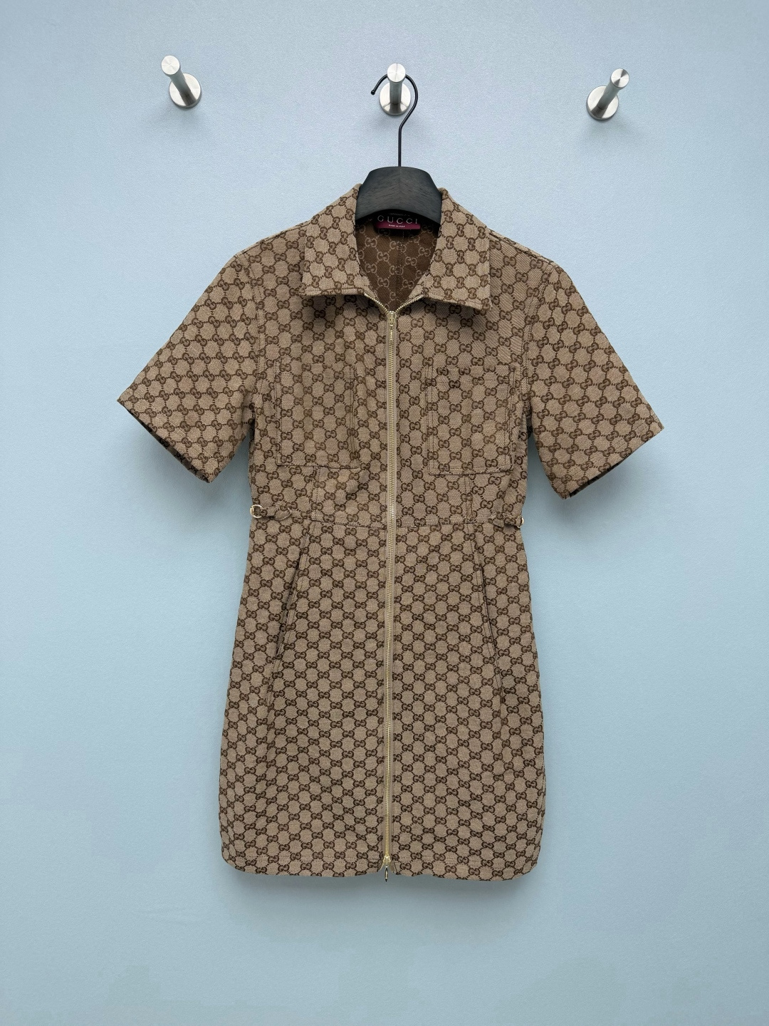 NO:865015,GU*26 new classic double G jacquard waisted workwear dress. The whole body is printed with the brand's classic double G presbyopic jacquard, GG Denim jacquard fabric, and the classic coffee brown presbyopic brand's iconic earth color scheme, making it highly recognizable. Lapel + full zipper workwear design, side horsebit decoration. Cotton material, the fabric is stiff and not easy to collapse and deform, breathable and wear-resistant!  Single color size 3 SML, Gucci-clothing, gucci, skirts,19860909GU*26新款经典双G提花收腰工装连衣裙 通体满印品牌经典双G老花提花,GG Denim提花面料,经典咖棕老花品牌标志性大地配色,辨识度拉满.翻领+全拉链工装设计,侧边马衔扣装饰 棉材质,面料挺括不易软塌变形,透气耐磨！单色3码SML,古驰-服装,gucci,skirts,,Women's clothing