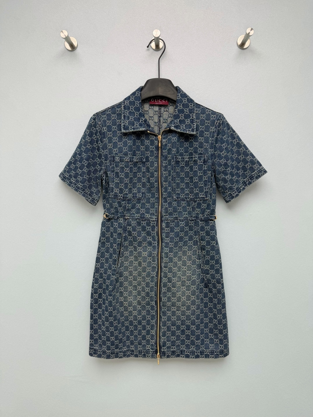 NO:865096,GU*26 new classic double G jacquard waist workwear denim dress. The whole body is printed with the brand's classic double G presbyopia jacquard, GG Denim jacquard fabric, the presbyopia brand's iconic color matching, full of recognition. Lapel + full zipper workwear design, side horsebit decoration. Made of heavy-weight washed jacquard denim, cotton material, after enzyme washing and distressing, the fabric is stiff and not easy to collapse and deform, breathable and wear-resistant, the fabric is stiff and not easy to collapse and deform, breathable and wear-resistant!  Single color size 3 SML, Gucci-clothing, gucci, skirts,19860909GU*26新款经典双G提花收腰工装牛仔连衣裙 通体满印品牌经典双G老花提花,GG Denim提花面料,老花品牌标志性配色,辨识度拉满.翻领+全拉链工装设计,侧边马衔扣装饰 选用重磅水洗提花牛仔布,棉材质,经过酵洗做旧处理,面料挺括不易软塌变形,透气耐磨,面料挺括不易软塌变形,透气耐磨！单色3码SML,古驰-服装,gucci,skirts,,Women's clothing