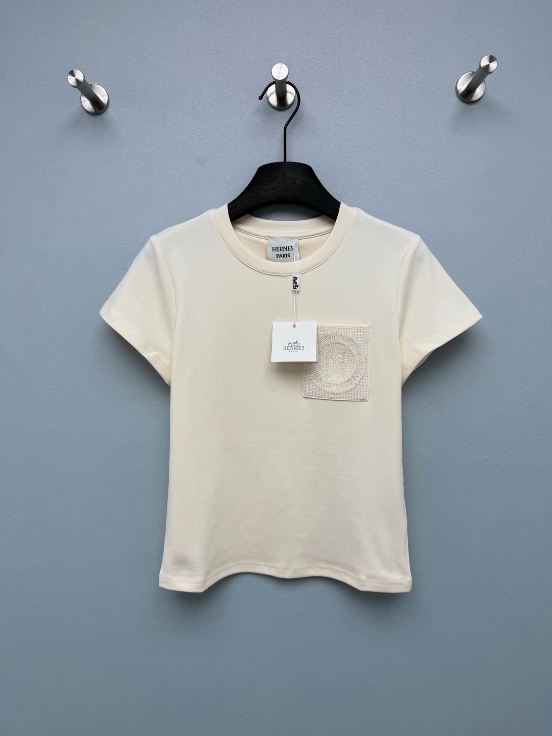 NO:865075,New apricot HERME*26 new embroidered short-sleeved T-shirt top  On the square pocket on the chest, the brand logo is presented with exquisite H-circular embroidery technology. The details are exquisite and low-key, and it has a full sense of high-end. It bids farewell to the monotony of ordinary T-shirts. It is made of high-count mercerized cotton fabric, which feels soft and skin-friendly. The upper body has a drapey feeling, is not easy to deform and wrinkle, and has both breathability and stiffness. It is a must-have item in summer.  White is clean and refreshing, black is cool and slimming, navy blue is calm and intellectual, burgundy is retro Hong Kong style, has its own atmosphere, and is super eye-catching when paired with jeans ~ 5 colors and 4 sizes SMLXL, Hermès-clothing, hermes, hermes, jeans, T-shirt, tees, t-shirt,19860909新出杏色 HERME*26新款刺绣短袖t恤上衣 胸前的方形口袋上,以精湛的H圆形刺绣工艺呈现品牌标识,细节精致低调,高级感拉满,告别普通T恤的单调感.采用高支丝光棉面料,手感软糯亲肤,上身自带垂坠感,不易变形、不易皱,兼具透气性与挺括度,是夏日刚需款.白色干净清爽、黑色酷飒显瘦、藏蓝色沉稳知性、酒红色复古港风,自带氛围感,搭配牛仔裤超亮眼~5色4码SMLXL,爱马仕-服装,hermes,hermes,jeans,T-shirt,tees，t-shirt,,Women's clothing