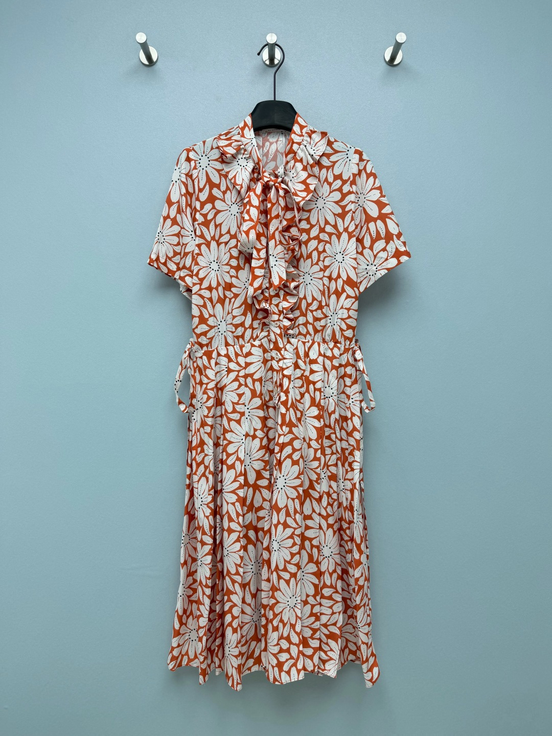 NO:865065,PRA*26 new French orange bottom daisy print waist dress  Warm orange background color + hand-painted style white large daisy all over printed, petals embellished with dotted lines and black dots, retro oil painting color matching, whitening the skin tone, with a holiday atmosphere. Small stand-up collar + ruffled wood ears on the front + bow tie on the neckline, which can be tied freely, single row of buttons on the shirt placket, sweet French style; short sleeves are neatly cut, optimizing the shoulder line. High waist gathers  Designed with drawstring ties of the same fabric on both sides, you can tighten the waist and abdomen at will to create a high waistline; the hem naturally spreads out in an A-line hem, covering the crotch and hiding the flesh, and modifying the shape of the legs; the back collar triangle panel + the small pleats on the back piece~Single color size 3 SML, Prada-clothing, prada, prada, skirts, shirts, T-shirt,19860909PRA*26新款法式橘底雏菊印花收腰连衣裙 暖橘底色+手绘风白色大雏菊满印,花瓣点缀虚线与黑点花蕊,复古油画感配色,显白衬肤色,自带度假氛围感.小立领+前襟荷叶木耳边+领口蝴蝶结系带,可自由系结,衬衫门襟单排纽扣,甜美法式风；短袖利落剪裁,优化肩线.高腰收褶设计,两侧同面料抽绳系带,可随心收紧腰腹,打造高腰线；下摆自然散开A字大摆,遮胯藏肉,修饰腿型；后领三角裁片+后片小碎褶~单色3码SML,普拉达-服装,prada,prada,skirts,shirts,T-shirt,,Women's clothing