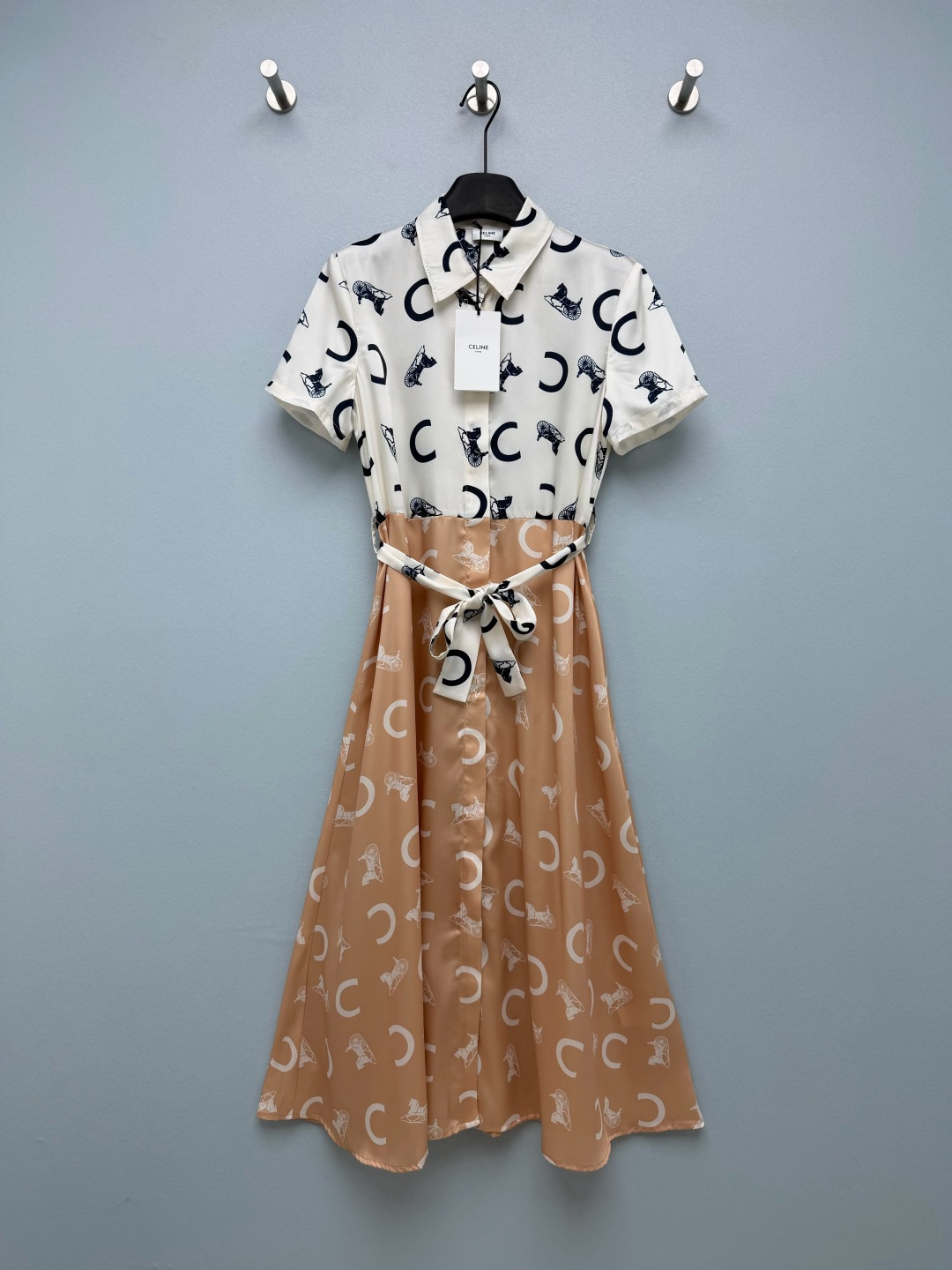 NO:865034,CE*26 new contrast color carriage print shirt dress  Classic small lapel short-sleeved shirt style, full placket that can be fully unbuttoned; upper and lower contrasting color segmented design, the upper half is white with black carriage C logo printing, the lower half is milk tea brown with white carriage C logo printing, the brand's classic medieval carriage totem, retro light luxury, matching strap belt with the same print, free waist  It is tied with a bow tie to accurately tighten the waistline and optimize body proportions; the high waistline is spliced with an A-line mid-length skirt with a large hem, and the skirt is drapey and stretched, covering the crotch and hiding the flesh, and the length reaches the middle of the calf. High-density satin imitation silk fabric has a delicate and soft light texture, drapes smoothly and is anti-wrinkle, is light and breathable, and has a thin lining that is not translucent!  Single color size 3 SML, Celine-clothing, celine, skirts, shirts, T-shirt, real silk,19860909CE*26新款撞色马车印花衬衫连衣裙 经典小翻领短袖衬衫版型,全开襟门襟可全解开；上下撞色分段设计,上半米白底+黑马车C标印花,下半奶茶棕底+白马车C标印花,品牌经典中古马车图腾,复古轻奢,配套同印花绑带腰带,腰间自由系蝴蝶结,精准收束腰线、优化身材比例；高腰线拼接A字大摆中长裙,裙身垂坠舒展,遮胯藏肉,长度及小腿中部.高密缎面仿真丝面料,自带细腻柔光质感,垂坠顺滑抗皱,轻薄透气,内里薄衬不透肤！单色3码SML,赛琳-服装,celine,skirts,shirts,T-shirt,real silk,,Women's clothing