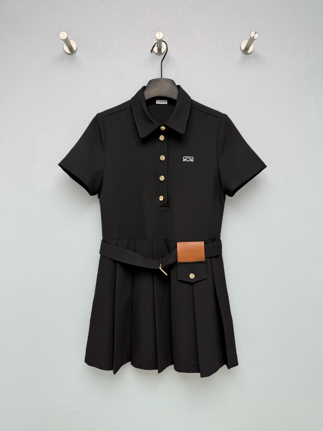 NO:865003,LOE*26 new hem pleated POLO belt dress, front-shoulder POLO lapel + short-sleeved half placket design, metal Anagram carved buttons, same embroidered logo on the left chest, neat commuting style; the waist is equipped with a cowhide embossed LOGO belt, which can freely tighten the waistline, and the side of the belt is decorated with small decorative patch pockets;  The hem is high-waisted, accordion-pleated short skirt, evenly pleated to modify the crotch, the short version elongates the leg proportions, age-reducing college style. 2 colors and 3 codes SML, Loewe-clothing, loewe, loewe, skirts, T-shirt, cowhide,19860909LOE*26新款下摆百褶POLO腰带连衣裙 正肩POLO翻领+短袖半开襟设计,金属Anagram雕花纽扣,左胸同标刺绣标识,利落通勤版型；腰部配套牛皮压印LOGO腰带,可自由收束腰线,腰带侧边附装饰小贴袋点缀； 下摆高腰风琴百褶短裙摆,均匀压褶修饰胯部,短款版型拉长腿部比例,减龄学院风.2色3码SML,罗意威-服装,loewe,loewe,skirts,T-shirt,cowhide,,Women's clothing