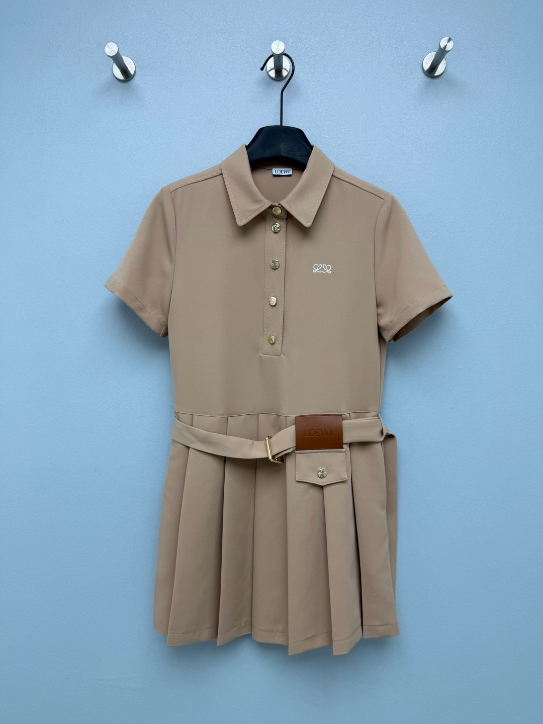 NO:865024,LOE*26 new hem pleated POLO belt dress, front-shoulder POLO lapel + short-sleeved half placket design, metal Anagram carved buttons, same embroidered logo on the left chest, neat commuting style; the waist is equipped with a cowhide embossed LOGO belt, which can freely tighten the waistline, and the side of the belt is decorated with small decorative patch pockets;  The hem is high-waisted, accordion-pleated short skirt, evenly pleated to modify the crotch, the short version elongates the leg proportions, age-reducing college style. 2 colors and 3 codes SML, Loewe-clothing, loewe, loewe, skirts, T-shirt, cowhide,19860909LOE*26新款下摆百褶POLO腰带连衣裙 正肩POLO翻领+短袖半开襟设计,金属Anagram雕花纽扣,左胸同标刺绣标识,利落通勤版型；腰部配套牛皮压印LOGO腰带,可自由收束腰线,腰带侧边附装饰小贴袋点缀； 下摆高腰风琴百褶短裙摆,均匀压褶修饰胯部,短款版型拉长腿部比例,减龄学院风.2色3码SML,罗意威-服装,loewe,loewe,skirts,T-shirt,cowhide,,Women's clothing