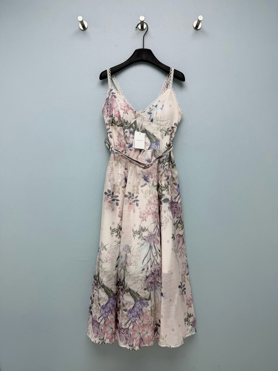 NO:865097,ZIMMERMA's latest purple and pink hydrangea flower suspender dress V-neck suspender mid-length A-line skirt with built-in fishbone breast cup, three-dimensional waist reduction; paired with a pin-buckle belt of the same fabric, it accurately optimizes the waistline, optimizes body proportions, and is friendly to pear-shaped figures  Wavy hollow lace thin suspenders, exquisite French lace binding, softly modify the shoulder and neck lines. Hand-painted watercolor style hydrangeas + pink and purple iris flowers, off-white background with pink, purple and dark green retro colors. It is the brand's iconic garden plant print, with a gentle and fairy atmosphere. A romantic floral skirt that falls into the French back garden. Single color 4-code SMLXL, Zimmerman-clothing, skirts,19860909ZIMMERMA*新款紫粉绣球花卉吊带连衣裙 V领吊带中长A字大摆裙,内置鱼骨胸杯,立体收腰；搭配同面料针扣腰带,精准优化腰线,优化身材比例,梨形身材友好 波浪镂空花边细吊带,精致法式蕾丝包边,柔和修饰肩颈线条.手绘水彩风绣球+粉紫鸢尾花卉,米白底晕染粉、紫、墨绿复古花色,是品牌标志性花园植物印花,氛围感温柔仙气坠入法式后花园的浪漫碎花裙 单色4码SMLXL,兹默曼-服装,skirts,,Women's clothing