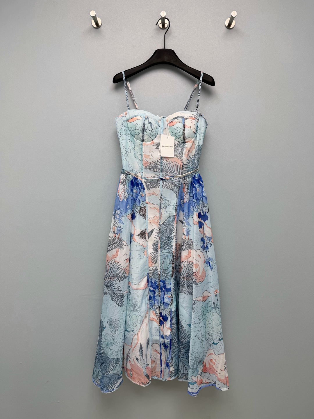 NO:865087,ZIMMERMA's latest blue island landscape painting suspender skirt. Exclusive hand-painted island landscape painting, integrating elements of palm leaves, blue hydrangea, sea of clouds, flying birds, ice blue + peach pink + cobalt blue contrasting colors, retro oil painting texture, brand limited exclusive pattern. Fishbone tube top + thin suspender design, built-in shaping buff, waistline accurately determined by the original printed belt, ice blue color matching with white leather, original photos taken at the beach, full of atmosphere  Solid color size 4 SMLXL, Zimmerman-clothing, skirts,19860909ZIMMERMA*新款蓝调海岛风景画吊带裙 独家手绘海岛风景画,融合棕榈叶、蓝绣球、云海、飞鸟元素,冰蓝+蜜桃粉+钴蓝撞色,复古油画质感,品牌限定独版花稿.鱼骨抹胸+细吊带设计,自带塑形buff,腰线靠原配印花腰带精准拿捏,冰蓝调配色巨衬白皮,海边拍照原片直出氛围感拉满 单色4码SMLXL,兹默曼-服装,skirts,,Women's clothing