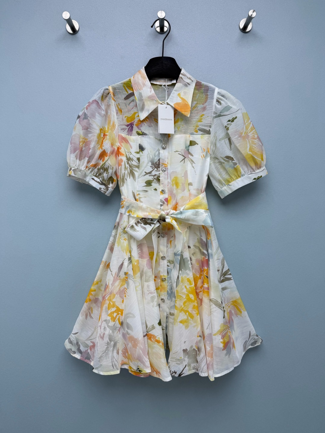 NO:865067,ZIMMERMA's newest lapel short-sleeved watercolor floral dress  Large yellow-toned watercolor peony flowers with yellow and orange blooms. The color block is full and strong, full of vitality and sunshine, and the yellow skin is white. The pink-purple style is finely divided and diffused with small pink-purple wildflowers. Light-tone ink brushstrokes, gentle and cool, classic lapel + short-sleeved puff sleeve cut, softly modify the shoulders and arms, hiding the meat of worship, and a full row of love hearts inlaid with diamond buttons on the front.  The buckle can be completely unbuttoned and split to make a cardigan; it comes with a matching wide belt with the same print, a bow tied around the waist to cinch the waistline, a high-waisted A-line large umbrella skirt in a short version, the skirt has enough volume, and you can walk elegantly and show your leg length ~ 2 colors and 4 sizes SMLXL, Zimmerman-clothing, skirts, T-shirt,19860909ZIMMERMA*新款翻领短袖水彩花卉连衣裙 黄调款大朵晕染黄橘水彩牡丹花卉,色块饱满浓烈,元气阳光,黄皮显白,粉紫细碎款细碎漫印粉紫小野花,淡调水墨笔触,温柔清冷,经典翻领+短袖泡泡袖剪裁,柔和修饰肩臂,藏拜拜肉,前襟全排爱心镶钻纽扣,可全解开拆分做开衫；配套同印花宽腰带,腰间系蝴蝶结自由收束腰线,高腰线A字大伞裙短款版型,裙摆放量充足,行走飘逸显腿长~2色4码SMLXL,兹默曼-服装,skirts,T-shirt,,Women's clothing