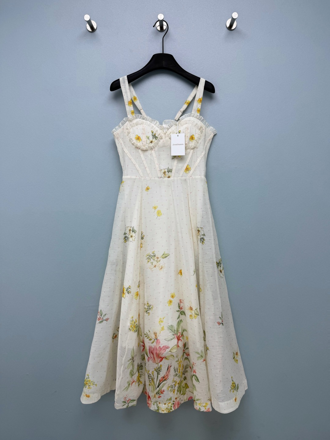 NO:865054,ZIMMERMA* new French fishbone floral suspender mid-length skirt with off-white base + light pink polka dot shading, hand-painted watercolor pink tulips + yellow winter jasmine floral, flowers and grass scattered on the skirt, French pastoral atmosphere printing, brand limited pattern. Corseted fishbone bra + fungus lace, full French retro atmosphere, waist and huge hidden body, long skirt with long skirt has a sense of elegance when walking  Adjustable sling + elasticated back waist, adaptable to all heights, short, fat and thin, picnic holiday magic item, single color 4-code SMLXL, Zimmerman-clothing, skirts,19860909ZIMMERMA*新款法式鱼骨碎花吊带中长裙 米白底+浅粉小波点底纹,手绘水彩粉郁金香+黄迎春碎花,花草错落散落裙身,法式田园氛围感印花,品牌限定花稿.束身鱼骨胸衣+木耳边花边,法式复古氛围感拉满,收腰巨藏肉,大摆长裙走动自带飘逸感 可调吊带+后腰松紧,高矮胖瘦都能适配,野餐度假出片神器单色4码SMLXL,兹默曼-服装,skirts,,Women's clothing