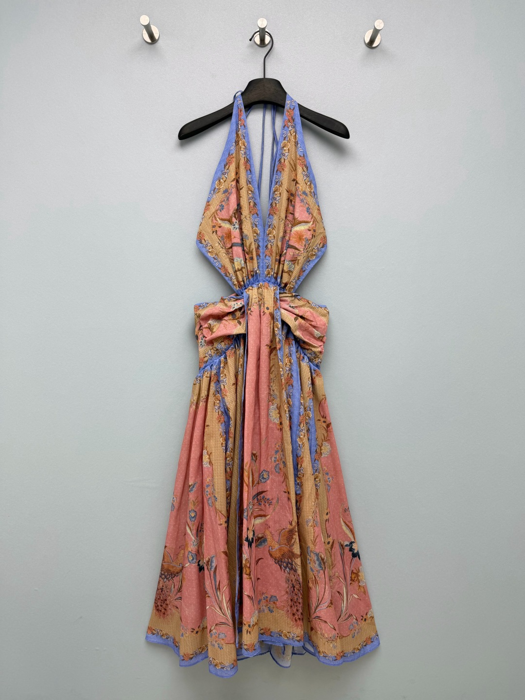 NO:865045,Zimmerman's latest resort-style bohemian peacock print halterneck and waistless dress, with retro distressed pink base, hand-painted peacock + exotic flower border print, caramel plaid + lavender blue contrast hemming, ethnic retro color matching, and unique retro patterns!  The deep V halter neck + hollow waist + high slit design cleverly exposes the skin, takes into account both sexiness and elegance, and visually makes you look taller. The elastic waist + drawstring tie not only ensures wearing comfort, but also allows you to freely adjust the waistline; the ethnic style piping on the neckline and skirt makes the overall look more recognizable!  The sense of atmosphere directly fills up 2 colors and 4 sizes SMLXL, Zimmerman-clothing, skirts,19860909Zimmerman*新款度假风波西米亚孔雀印花挂脖露腰连衣裙,复古做旧粉调底,搭配手绘孔雀+异域花卉边框印花,焦糖格纹+薰衣草蓝撞色包边,民族风复古配色,独版复古纹样！挂脖深V+腰部镂空+高开叉设计,巧妙露出肌肤,兼顾性感与优雅,视觉上更显高挑.腰部松紧打揽+抽绳系带,既保证了穿着舒适度,又能自由调节腰线；领口与裙摆的民族风滚边,让整体造型更具辨识度！氛围感直接拉满2色4码SMLXL,兹默曼-服装,skirts,,Women's clothing