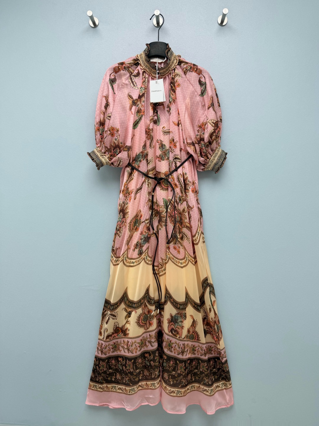 NO:865035,ZIMMERMA's newest retro paisley floral stand-collar maxi dress with dark polka dot bottom, retro paisley curly grass + flowers and plants printed all over, segmented contrasting border printing on the hem, contrasting colors of pink, rice, coffee and dark green, European retro palace style unique pattern~  Fungus-edged pleated stand-up collar, half-open placket with ebony + gold foil contrasting bead buttons, retro and exquisite; mid-length puff lantern sleeves, cuffs with contrasting elasticated cuffs, modifying the lines of the arms and hiding the muscles; original black woven drawstring belt, free to cinch the waist  line, optimize body proportions; large A-line spliced long skirt, multi-layer wave positioning printed trim at the hem, light and elegant material, wind-blown skirt with built-in soft light filter, vacation photo shoot monochrome size 4 SMLXL, Zimmerman-clothing, skirts,19860909ZIMMERMA*新款复古佩斯利花卉立领长裙 粉底暗纹小波点底,复古佩斯利卷草+花卉植物满印,下摆分段式撞色边框印花,粉、米、咖、墨绿撞色,欧式复古宫廷风独版花稿~ 木耳边褶皱立领,半开襟门襟搭配黑檀木+金箔撞色圆珠纽扣,复古精致；中长泡泡灯笼袖,袖口撞色松紧打揽收口,修饰手臂线条,藏拜拜肉；原配黑色编织抽绳腰带,自由收束腰线,优化身材比例；大A字拼接长款裙身,下摆多层波浪定位印花镶边,料子轻盈飘逸,风吹裙摆自带柔光滤镜,度假拍照巨出片单色4码SMLXL,兹默曼-服装,skirts,,Women's clothing