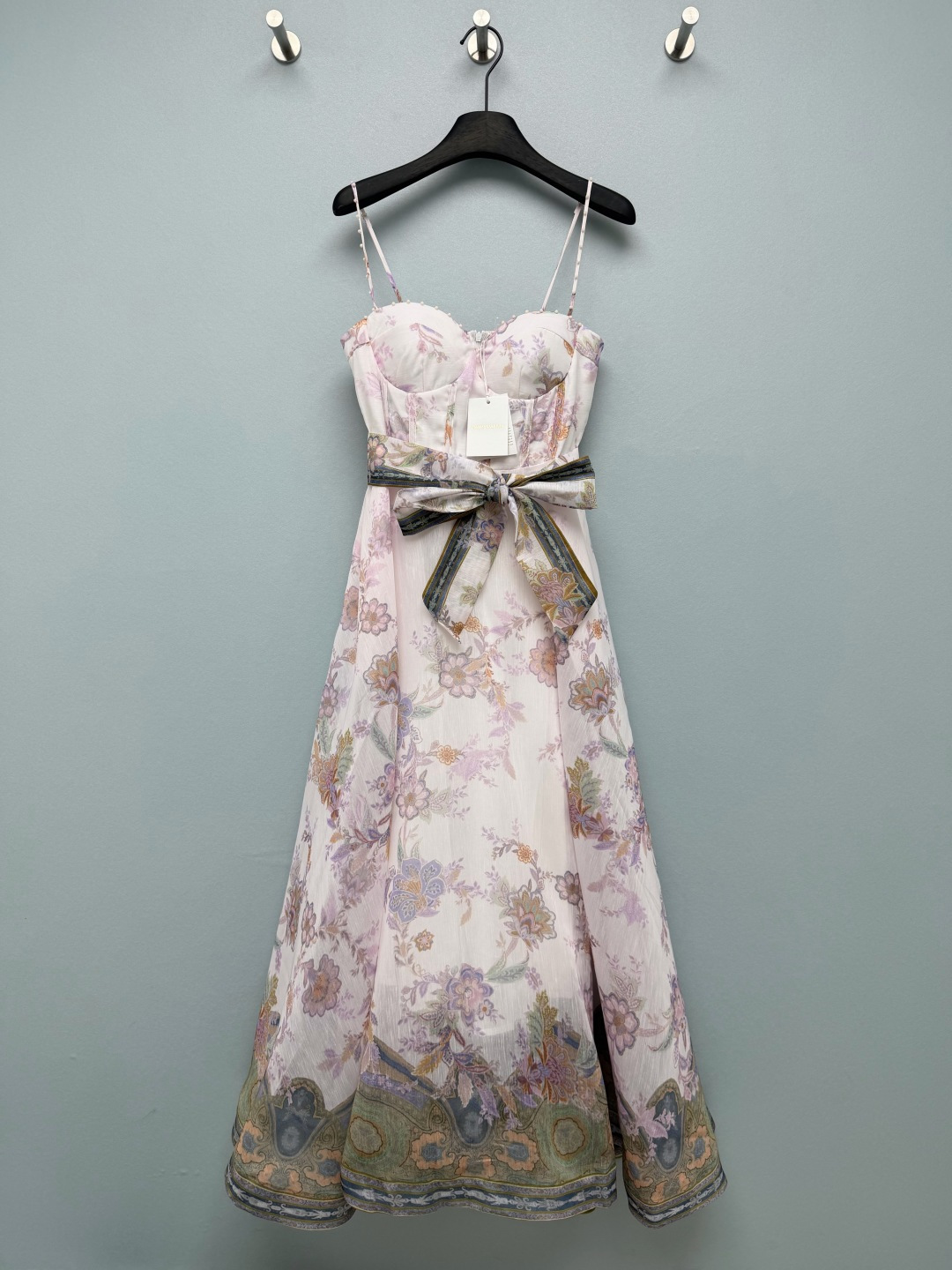 NO:865025,Zimmerman*’s new lavender paisley printed suspender skirt. Creamy white base + lilac, gray green, golden brown vintage paisley flowers. European classical border positioning print on the skirt hem. Retro oil painting tone. The design of tube top + bow belt + large skirt makes the body proportions perfect. When walking, the skirt flutters in the wind. The fishbone tube top is slimming and slimming. Small breasts can also be worn to create a three-dimensional effect. Gentle and advanced. Comes with filters for taking photos.  The gradient skirt design, turning from blue to creamy yellow, is full of layers. You can wear the Mediterranean style on your body!  This green skirt is so amazing ~5 colors and 4 sizes SMLXL, Zimmerman-clothing, skirts,19860909Zimmerman*新款淡紫色佩斯利印花吊带裙 奶白基底+淡紫、灰绿、金棕复古佩斯利花卉,裙下摆欧式古典边框定位印花,复古油画色调,抹胸+蝴蝶结腰带+大裙摆的设计,把身材比例衬得超绝,走路时裙摆随风飘动,鱼骨抹胸塑形显瘦,小胸也能穿出立体感 温柔又高级,拍照自带滤镜 渐变裙摆设计,青灰转奶黄,层次感拉满 简直把地中海的风穿在身上！这条青碧裙太绝了 ~5色4码SMLXL,兹默曼-服装,skirts,,Women's clothing