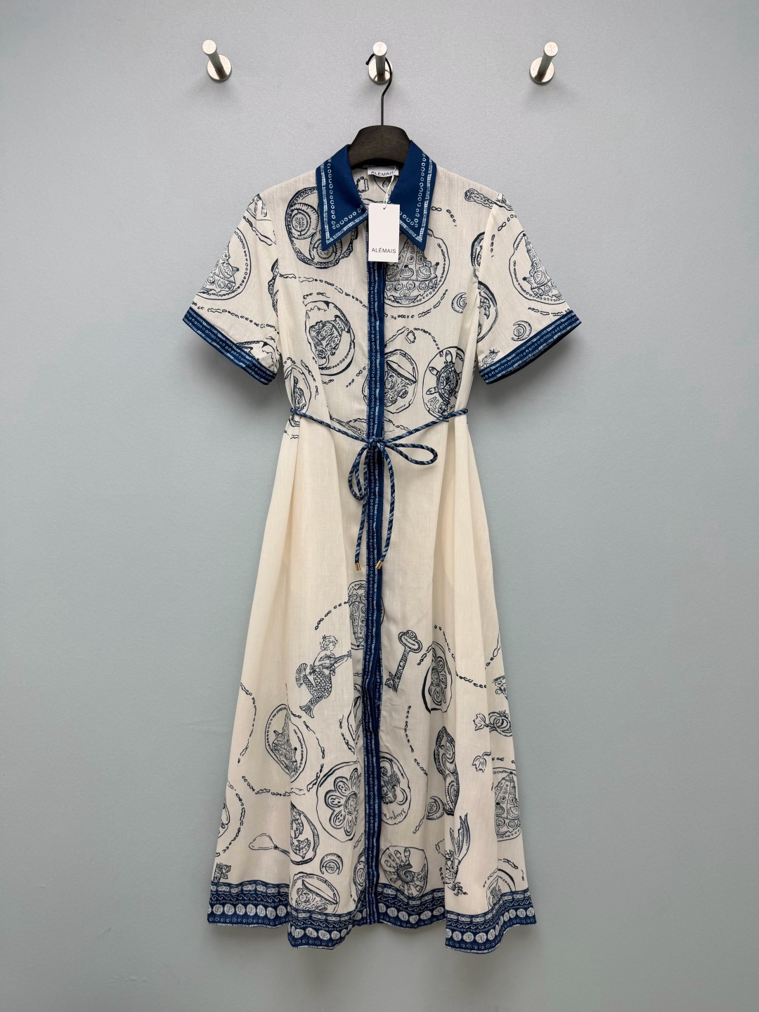 NO:865014,ALMAI* new nautical mermaid blue and white porcelain print shirt dress  It is hand-painted with retro nautical patterns on an off-white base + indigo, including mermaids, retro keys, ancient coins, koi, and floral totems. It is inspired by ancient European nautical treasure manuscripts. The blue and white color combination reproduces the texture of blue and white porcelain, with contrasting navy lapels and collar printing.  Ethnic pattern hemming, short-sleeved cuffs hemmed with the same color pattern; full button placket design, can be unbuttoned to make a sun-proof cardigan, matching woven lace with the same print, free to cinch the waistline; high-waisted A-line midi skirt with large hem, and a blue and white porcelain-style geometric border at the hem  Wear a medieval nautical treasure map on your body!  Single color size 4 SMLXL, women's clothing, skirts, shirts, T-shirt,19860909ALMAI*新款航海人鱼青花瓷印花衬衫连衣裙 以米白基底+靛蓝手绘复古航海纹样,包含人鱼、复古钥匙、古钱币、锦鲤、花卉图腾,灵感源自欧式古航海藏宝手稿,蓝白配色复刻青花瓷质感,撞色藏青翻领,领面印民族回纹包边,短袖袖口同色系纹样锁边；全开门襟纽扣设计,可解扣做防晒开衫,配套同印花编织系带,自由收束腰线；高腰A字大摆中长裙,下摆一圈青花瓷风几何镶边 把中世纪航海藏宝图穿在身上！单色4码SMLXL,女装,skirts,shirts,T-shirt,,Women's clothing