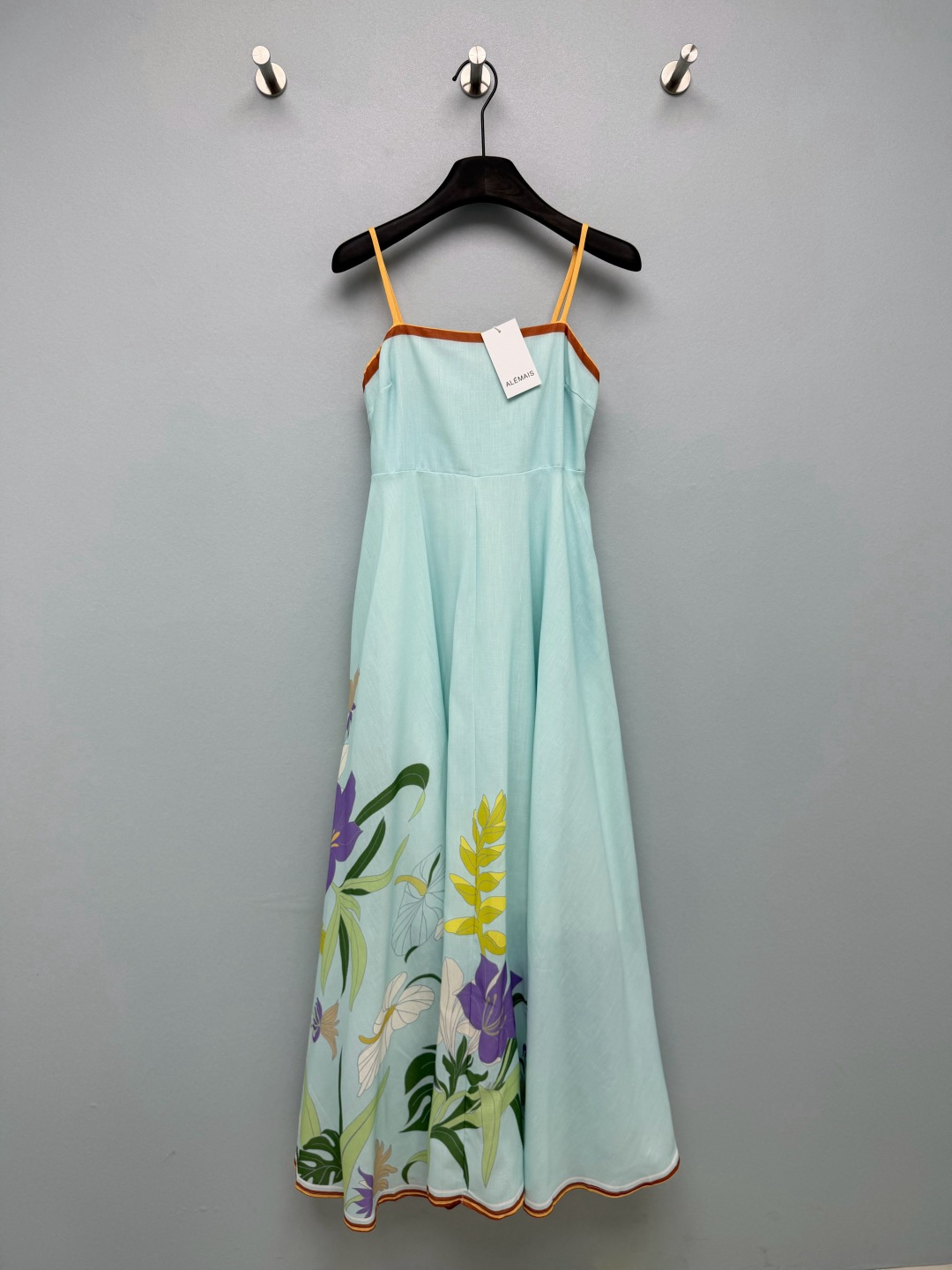 NO:865001,ALMAI* new mint blue tropical floral suspender dress  One side is positioned with a hand-painted tropical plant print, a combination of Monstera deliciosa, purple lily, and yellow hemlock. The rest of the skirt is left with a white light mint background. The asymmetric design is more artistic and is the brand's iconic hand-painted plant pattern. Thin contrasting suspenders + double-layer seaming strips on the neckline, rich in color levels; the collar and skirt are made of brown + white double-layer contrasting hemming technology, with exquisite details, which enhances the sophistication of the dress. The long tropical-style suspender skirt is so refreshing~  Single color size 4 SMLXL, women's clothing, skirts,19860909ALMAI*新款薄荷蓝热带花卉吊带长裙 单边定位手绘热带植物印花,龟背竹、紫色百合、黄蝎尾蕉组合,其余裙身留白浅薄荷底色,不对称设计更具艺术感,是品牌标志性手绘植物纹样.撞色细吊带+领口双层锁边包条,色彩层次丰富；领口、裙边采用棕+白双层撞色包边工艺,细节精致,提升裙装精致度.热带风吊带长裙太清爽~ 单色4码SMLXL,女装,skirts,,Women's clothing