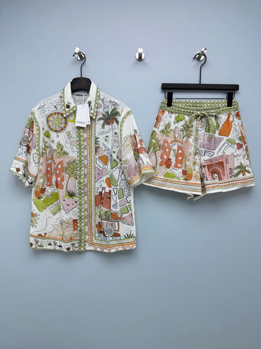 NO:864989,ALMAI* new North African ancient city hand-painted vacation suit shirt and shorts combination  Hand-painted North African ancient city map printing, integrating elements of earth-red castles, palm green plants, desert camels, compass landmarks, off-white base with warm orange and dark green earth tones, exotic travel style, top lapel short-sleeved casual shirt, dropped shoulders, loose straight fit, full placket button design  , the placket, cuffs, and hem are surrounded by ethnic-style contrasting seams, which can be worn alone or opened as a sun protection blouse; shorts are high-waisted, fully elasticated drawstring wide-leg shorts, double-layered ethnic pattern selvedge at the waist, loose A-line pants, tolerant of crotch fat, and not picky about the shape of the legs. Wear the secrets of North Africa on your body  Single color size 4 SMLXL, women's clothing, shorts, shirts, T-shirt,19860909ALMAI*新款北非古城手绘度假套装 衬衣短裤的组合 手绘北非古城地图印花,融合土红城堡、棕榈绿植、沙漠骆驼、罗盘地标元素,米白基底搭配暖橙、墨绿大地色系,异域旅行风,上衣翻领短袖休闲衬衫,落肩宽松直筒版型,全开襟纽扣设计,门襟、袖口、下摆一圈民族风撞色锁边,可单穿也可敞开做防晒罩衫；短裤高腰全松紧抽绳阔腿短裤,腰头双层民族纹样织边,宽松A字裤型,包容胯部赘肉,不挑腿型.把北非秘境穿身上 单色4码SMLXL,女装,shorts,shirts,T-shirt,,Women's clothing
