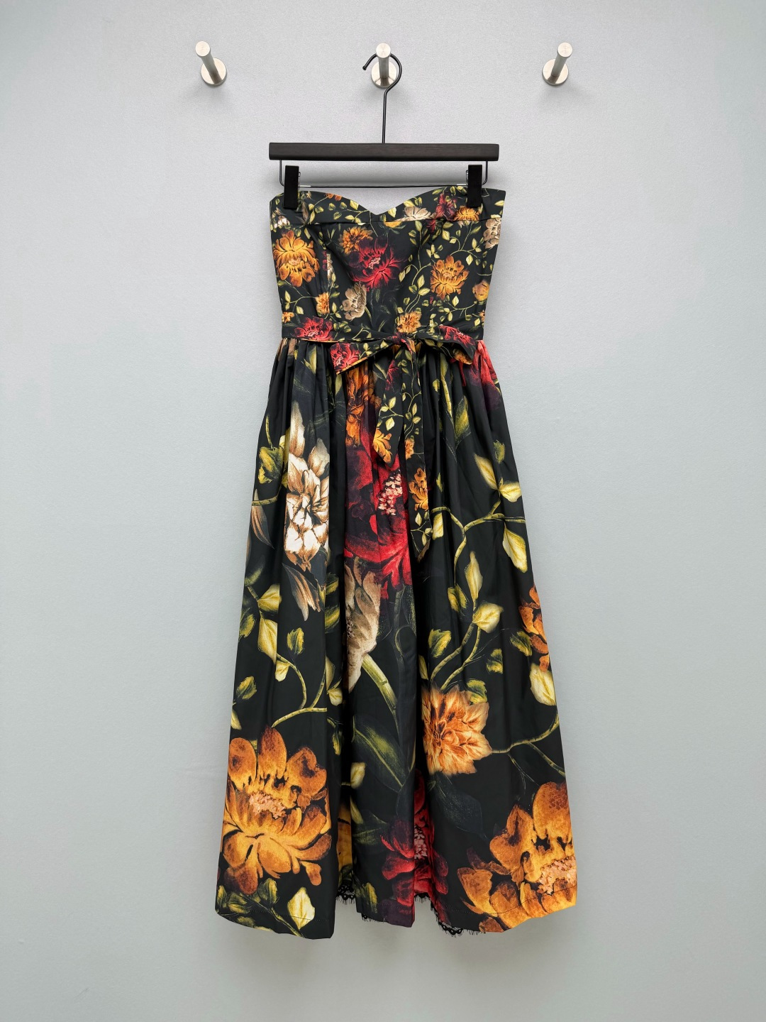 NO:864978,Agua By Agua Bendita new black bottom oil painting large flower tube top mid-length dress  Large peony flowers in the style of retro oil painting on a black background, with warm orange, burgundy, and off-white contrasting hand-painted blooms, a rich retro palace style, and a unique pattern positioned throughout the entire frame, which has a strong visual impact. The large A-swing skirt is draped and elegant, with hidden eyelash lace at the skirt. It has a delicate atmosphere when walking. The heart-shaped tube top has a strapless version, the chest is darted and shaped, and has a self-fitting and gathering effect; the bow belt of the same fabric is tied at the high waistline!  Single color size 4 SMLXL, women's clothing, skirts,19860909Agua By Agua Bendita新款黑底油画大花抹胸中长连衣裙 黑底复古油画风大朵牡丹花卉,暖橘、酒红、米白撞色手绘晕染,浓郁复古宫廷画风,满幅定位独版花稿,视觉冲击力强.大A摆裙身垂坠飘逸,裙摆暗藏睫毛蕾丝,走动自带细碎氛围感心形抹胸无肩带版型,胸位收省塑形,自带贴合聚拢效果；同面料蝴蝶结腰带系于高腰线！单色4码SMLXL,女装,skirts,,Women's clothing