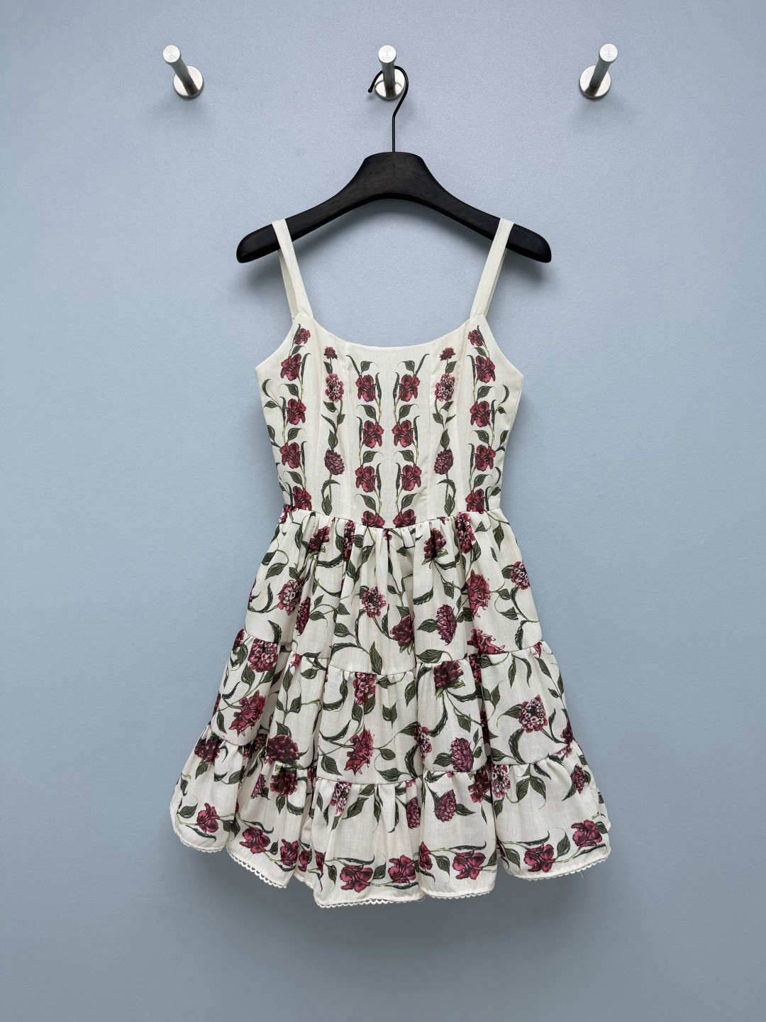 NO:864965,Agua By Agua Bendita  26 new vine flower print suspender skirt (short style) is based on off-white, with hand-painted pink vine flower print, with a vintage texture like oil painting, the color is fresh and layered, gentle and flexible, and the yellow skin is also  It can be easily controlled. The elastic shoulder straps + square collar design with wooden ear edges just expose the delicate collarbone. It can also modify the shoulder and neck lines without tightening the flesh. Sisters with wide shoulders/sliding shoulders can also control it easily. The design of high waist + bud skirt is really amazing!  It easily slims your waist, and the fluffy bud skirt hides the crotch flesh tightly, making a small person look taller in seconds. The double-layer lining design is also very considerate. It gives you a fresh and girly look when you take a photo. It supports the gentle atmosphere of spring and summer~Single color size 4 SMLXL, women's clothing, skirts,19860909Agua By Agua Bendita 26新款藤蔓花法印花吊带裙（短款）以米白色为基底,搭配手绘感粉调藤蔓花卉印花,自带油画般的复古质感,色彩清新又富有层次,温柔又不失灵动,黄皮也能轻松驾驭.弹力打揽肩带+方领木耳边设计,刚好露出精致锁骨,不勒肉还能修饰肩颈线条,宽肩/溜肩姐妹也能轻松驾驭.高收腰+花苞裙摆的设计真的绝了！轻松勒出小蛮腰,蓬松的花苞裙摆把胯部肉肉藏得严严实实,小个子穿秒变大长腿.双层内衬设计也超贴心,随手一拍都是清新少女感,春夏的温柔氛围感全靠它撑住了～单色4码SMLXL,女装,skirts,,Women's clothing