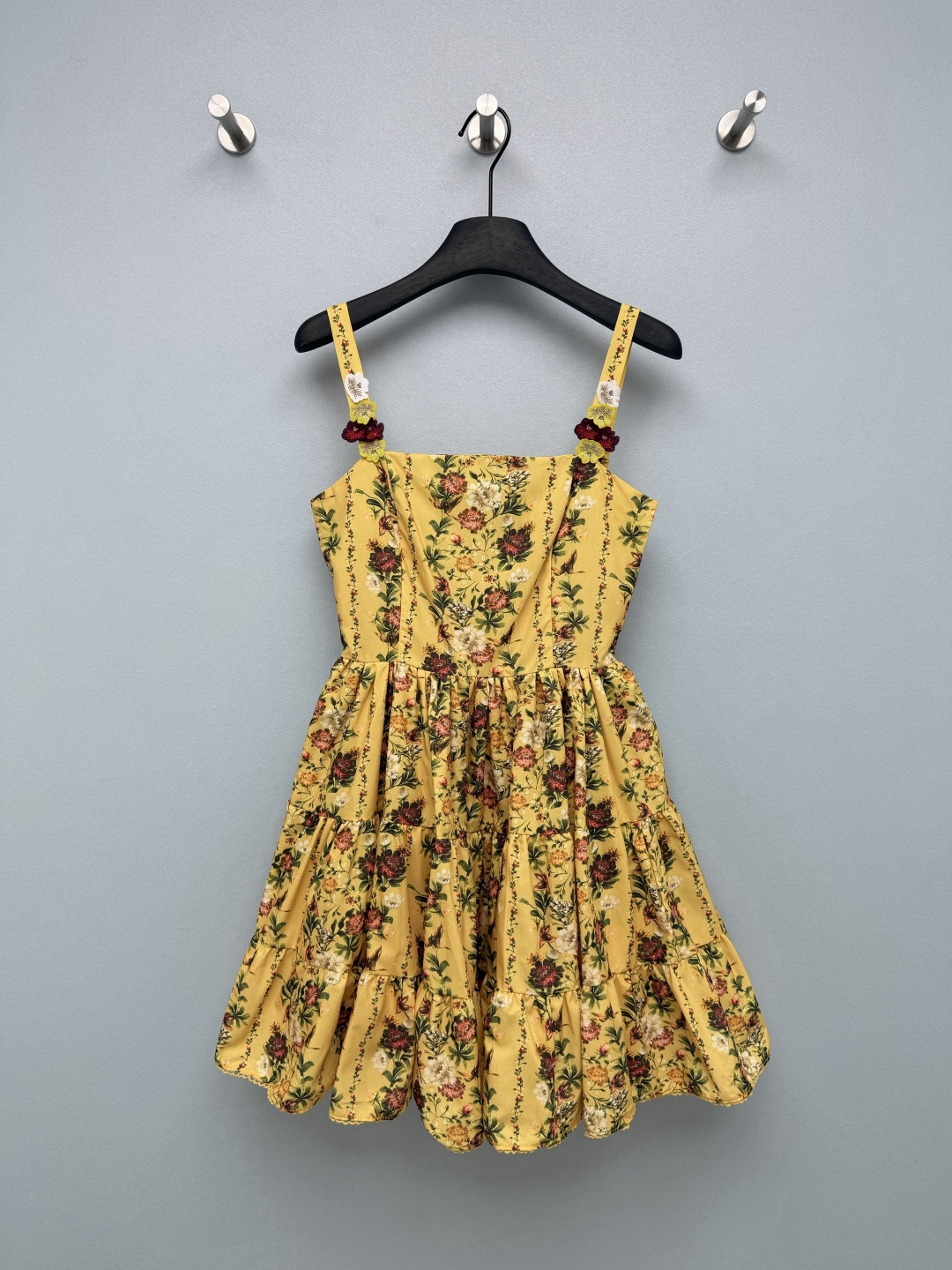 NO:864953,Agua By Agua Bendita  The new simple three-dimensional embroidered flower yellow floral print suspender skirt (short style) is based on warm yellow and is covered with rich layers of retro floral prints. The color is rich but not cluttered. It has an oil painting filter effect, and the upper body looks like walking in a southern French pastoral. The frill decoration at the bust line adds a sense of sophistication to the simple suspender style, just exposing the delicate collarbone. It does not tighten the flesh and can also modify the shoulder and neck lines. Sisters with wide shoulders/sliding shoulders can also easily control it. The design of high waist + large skirt is really amazing!  It easily slims your waist, and the fluffy bud skirt hides the flesh of your crotch. If you wear it, your legs will look longer in seconds. It gives you a fresh and girly look, and it supports the gentle atmosphere of spring and summer~Single color size 4 SMLXL, women's clothing, skirts,19860909Agua By Agua Bendita 新款简单立体刺绣花朵黄色花卉印花吊带裙（短款）以暖黄色为基底,布满了层次丰富的复古花卉印花,色彩浓郁却不杂乱,自带油画滤镜效果,上身仿佛行走的南法田园.胸线处的褶边装饰,为简约的吊带款增添了精致感,刚好露出精致锁骨,不勒肉还能修饰肩颈线条,宽肩/溜肩姐妹也能轻松驾驭.高收腰+大裙摆的设计真的绝了！轻松勒出小蛮腰,蓬松的花苞裙摆把胯部肉肉藏得严严实实,小个子穿秒变大长腿.随手一拍都是清新少女感,春夏的温柔氛围感全靠它撑住了～单色4码SMLXL,女装,skirts,,Women's clothing