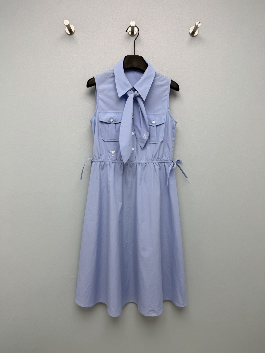 NO:865628,Di*26's new detachable tie haze blue bee embroidered work shirt vest is a refreshing summer blue work skirt that just needs a glance!  The classic bee CD embroidery is hidden on the waist, the details are ecstatic, the sleeveless lapel + double pocket workwear design, the drawstrings on both sides can freely tighten the waist, the large A-line hem hides the flesh, the washed cotton fabric is breathable and anti-wrinkle, the haze blue shows whiteness without picking skin, it looks good when worn alone with a cardigan, a versatile treasure skirt in spring and summer!  Monochrome size 3 SML, Dior-clothing, dior, skirts, ties,19860909Di*26新款可拆卸领带雾霾蓝蜜蜂刺绣工装衬衣背心 清爽夏日刚需一眼沦陷的蓝调工装裙！经典蜜蜂CD刺绣暗藏腰侧,细节控狂喜无袖翻领+双口袋工装设计,双侧抽绳自由收腰,A字大摆藏肉显瘦水洗棉面料透气抗皱,雾霾蓝显白不挑皮,单穿叠开衫都好看,春夏百搭宝藏裙！单色3码SML,迪奥-服装,dior,skirts,ties,,Women's clothing