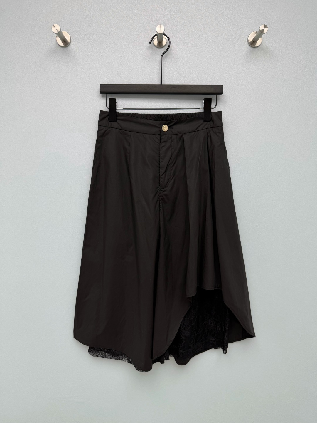 NO:865651,LOE*26 new fake two-piece lace wide-leg three-quarter culottes, classic Anagram button wide-leg pants. The outer cotton skirt-style wide-leg cut, irregular slits at the hem, and a full circle of heavy-duty lace lining hidden inside. The lace is looming when walking, which is too delicate. The semi-elastic design of the back waist is super friendly to all waist sizes. The crotch pleats cleverly hide the flesh. The wide-leg three-quarter version will make your legs look longer in seconds!  The gentle Korean style and French laziness all hold together, practical and stylish!  2 colors and 3 codes SML, Dior-clothing, dior, loewe, skirts,19860909LOE*26新款假两件蕾丝阔腿七分裙裤经典Anagram纽扣阔腿裤 外层棉料裙式阔腿剪裁,下摆不规则开叉,内里藏了一整圈重工蕾丝衬里,走动时蕾丝若隐若现太精致 后腰半松紧设计对各种腰围超友好,胯部褶子巧妙藏肉,阔腿七分版型秒变长腿精！温柔韩系&法式慵懒全都hold住,实穿又有设计感！2色3码SML,迪奥-服装,dior,loewe,skirts,,Women's clothing