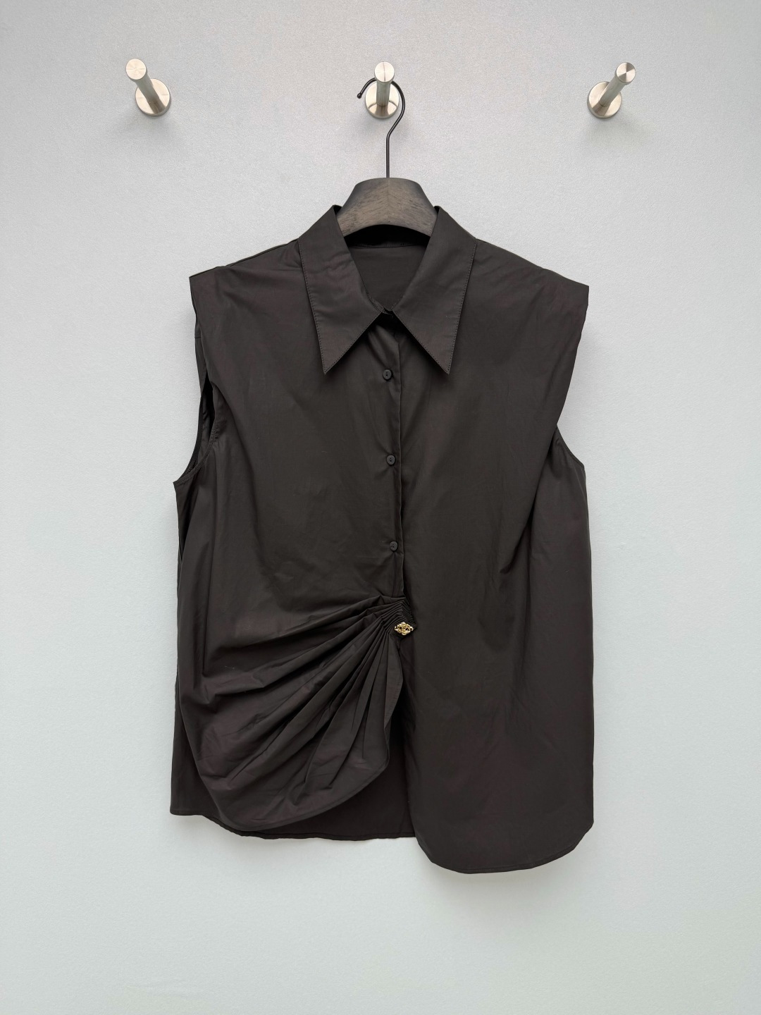 NO:865665,LOE*26 new style irregular pleated sleeveless shirt  Classic pointed lapel + sleeveless waistcoat design, slightly padded shoulders, optimized head-to-shoulder ratio, modified shoulder slips, and neat commuting style; basic ball-bead button closure on the front. Three-dimensional accordion pleats on one side of the body, with brand Anagram hollow metal logo buckle, and buckle fixed pleats  Wrinkled, one-button shaping creates an irregular slit hem, with natural draping on one side and a strong sense of layering. The loose-fitting body is not flattering on the waist and abdomen, covering the flesh and hiding the belly, and the staggered length of the hem optimizes the body proportions. The pure off-white is refreshing and intellectual, and the classic black is cool and capable, suitable for many styles of wear!  2 colors and 3 codes SML, Dior-clothing, dior, loewe, shirts,19860909LOE*26新款不规则捏褶无袖衬衫 经典尖翻领+无袖坎肩设计,肩位做微垫肩处理,优化头肩比、修饰溜肩,利落通勤版型；前襟基础圆珠纽扣开合.衣身单侧立体风琴捏褶,搭配品牌Anagram镂空金属徽标扣,卡扣固定褶皱,一扣定型打造不规则开叉下摆,单侧自然垂坠,层次感极强.宽松落幅衣身,不挑腰腹身材,遮肉藏肚,长短错落下摆优化身形比例.纯净米白清爽知性、经典黑酷飒干练,适配多风格穿搭！2色3码SML,迪奥-服装,dior,loewe,shirts,,Women's clothing