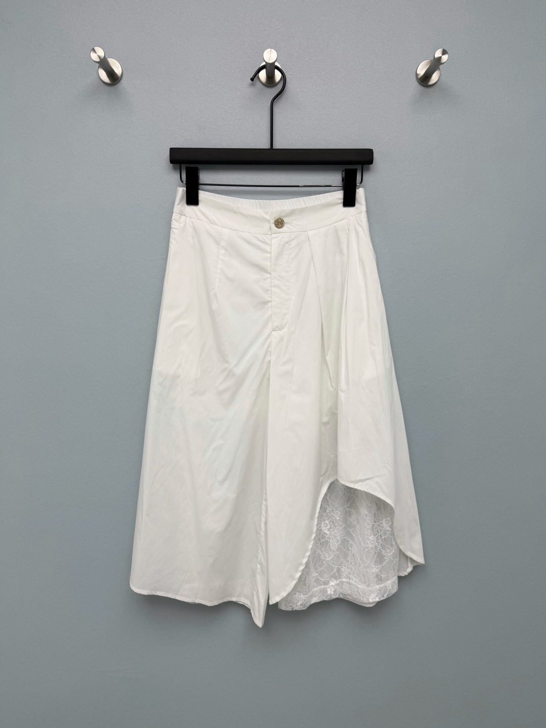 NO:865570,LOE*26 new fake two-piece lace wide-leg three-quarter culottes, classic Anagram button wide-leg pants. The outer cotton skirt-style wide-leg cut, irregular slits at the hem, and a full circle of heavy-duty lace lining hidden inside. The lace is looming when walking, which is too delicate. The semi-elastic design of the back waist is super friendly to all waist sizes. The crotch pleats cleverly hide the flesh. The wide-leg three-quarter version will make your legs look longer in seconds!  The gentle Korean style and French laziness all hold together, practical and stylish!  2 colors and 3 codes SML, Dior-clothing, dior, loewe, skirts,19860909LOE*26新款假两件蕾丝阔腿七分裙裤经典Anagram纽扣阔腿裤 外层棉料裙式阔腿剪裁,下摆不规则开叉,内里藏了一整圈重工蕾丝衬里,走动时蕾丝若隐若现太精致 后腰半松紧设计对各种腰围超友好,胯部褶子巧妙藏肉,阔腿七分版型秒变长腿精！温柔韩系&法式慵懒全都hold住,实穿又有设计感！2色3码SML,迪奥-服装,dior,loewe,skirts,,Women's clothing