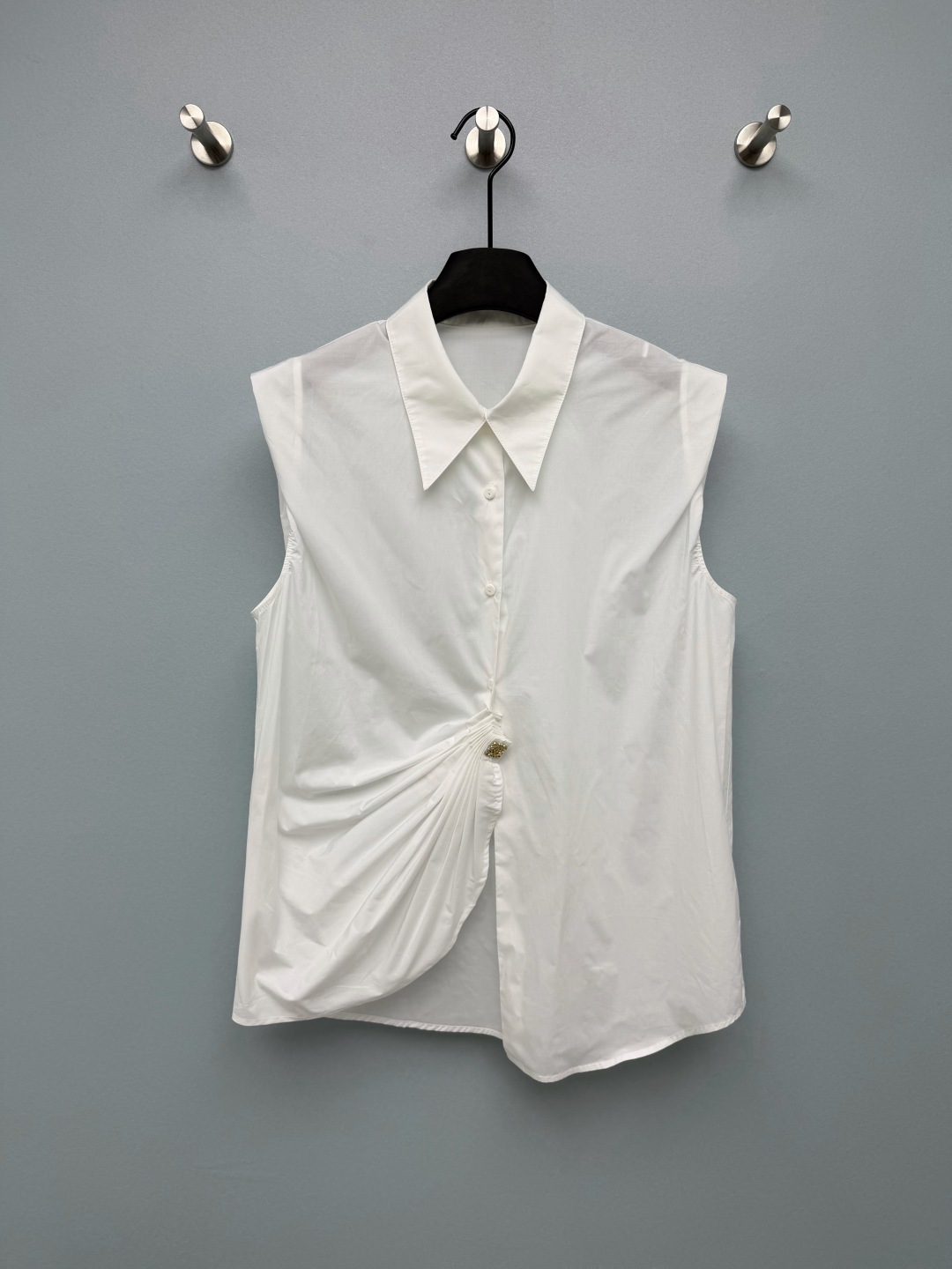 NO:865580,LOE*26 new style irregular pleated sleeveless shirt  Classic pointed lapel + sleeveless waistcoat design, slightly padded shoulders, optimized head-to-shoulder ratio, modified shoulder slips, and neat commuting style; basic ball-bead button closure on the front. Three-dimensional accordion pleats on one side of the body, with brand Anagram hollow metal logo buckle, and buckle fixed pleats  Wrinkled, one-button shaping creates an irregular slit hem, with natural draping on one side and a strong sense of layering. The loose-fitting body is not flattering on the waist and abdomen, covering the flesh and hiding the belly, and the staggered length of the hem optimizes the body proportions. The pure off-white is refreshing and intellectual, and the classic black is cool and capable, suitable for many styles of wear!  2 colors and 3 codes SML, Dior-clothing, dior, loewe, shirts,19860909LOE*26新款不规则捏褶无袖衬衫 经典尖翻领+无袖坎肩设计,肩位做微垫肩处理,优化头肩比、修饰溜肩,利落通勤版型；前襟基础圆珠纽扣开合.衣身单侧立体风琴捏褶,搭配品牌Anagram镂空金属徽标扣,卡扣固定褶皱,一扣定型打造不规则开叉下摆,单侧自然垂坠,层次感极强.宽松落幅衣身,不挑腰腹身材,遮肉藏肚,长短错落下摆优化身形比例.纯净米白清爽知性、经典黑酷飒干练,适配多风格穿搭！2色3码SML,迪奥-服装,dior,loewe,shirts,,Women's clothing