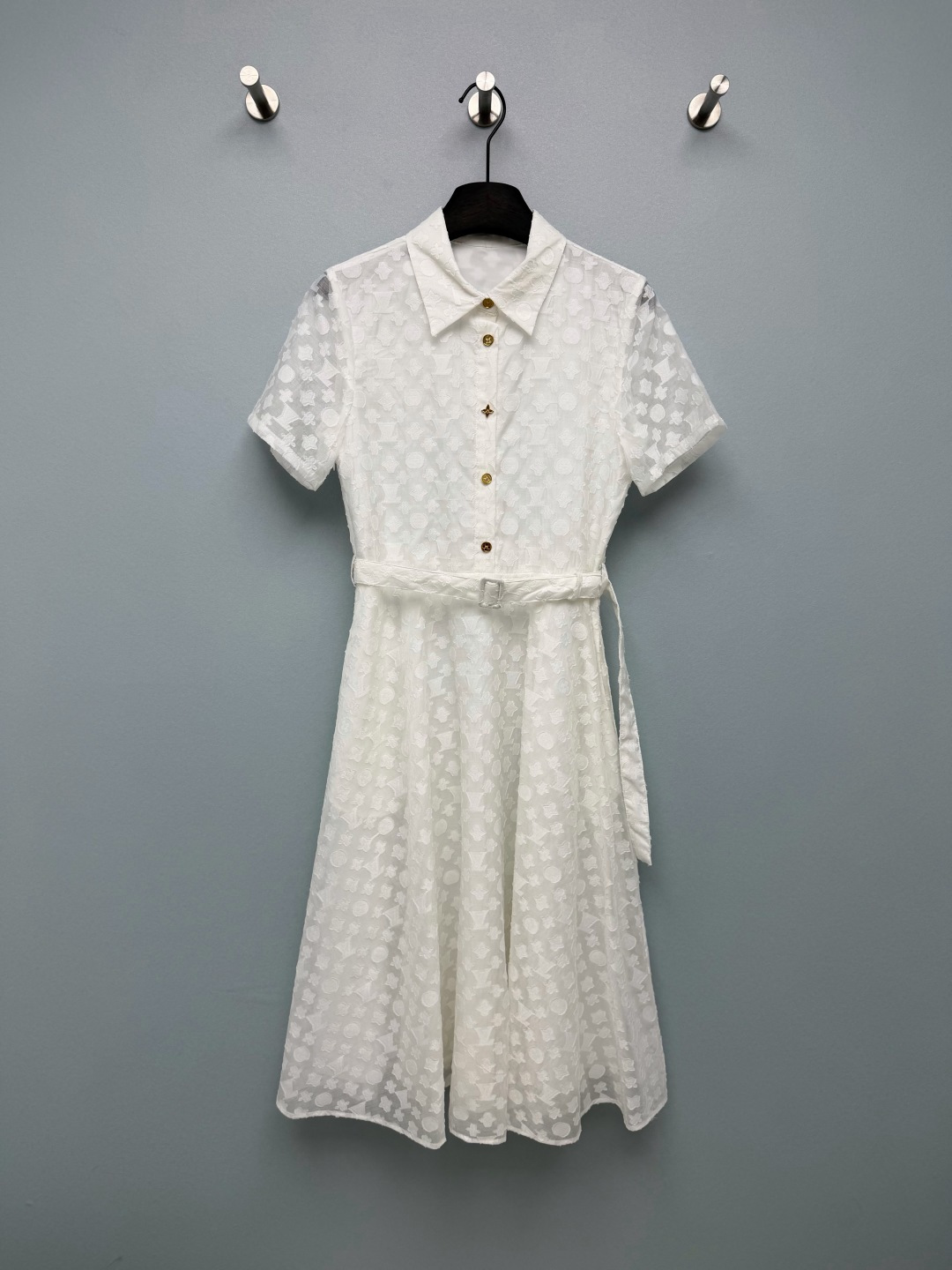 NO:865607,lou*26 new dark pattern jacquard shirt dress  Classic lapel short-sleeved shirt style, half-open front design, and the brand’s iconic four-leaf flower hollow gold buttons, scattered embellishments, full of light luxury recognition. The whole body is dark patterned three-dimensional flocking jacquard, and the brand’s classic old style is printed all over.  Flower elements, the same color embossed texture, vaguely low-key and elegant, with a hazy and slightly translucent texture, mid-length A-line large swing, skirt length to the calf, drape and stretch, covering the crotch and hiding the flesh, the skirt is flexible and elegant when walking ~  Single color size 3 SML, Louis Vuitton-clothing, louis vuitton, skirts, shirts, T-shirt,19860909lou*26新款暗纹提花衬衫连衣裙 经典翻领短袖衬衫版型,前襟半开襟设计,纽扣为品牌标志性四叶花镂空金扣,错落点缀,轻奢辨识度拉满.通体暗纹立体植绒提花,满印品牌经典老花元素,同色系浮雕肌理,若隐若现低调显贵,自带朦胧微透质感,中长款A字大散摆,裙长至小腿位置,垂坠舒展、遮胯藏肉,走动时裙摆灵动飘逸~ 单色3码SML,路易威登-服装,louis vuitton,skirts,shirts,T-shirt,,Women's clothing