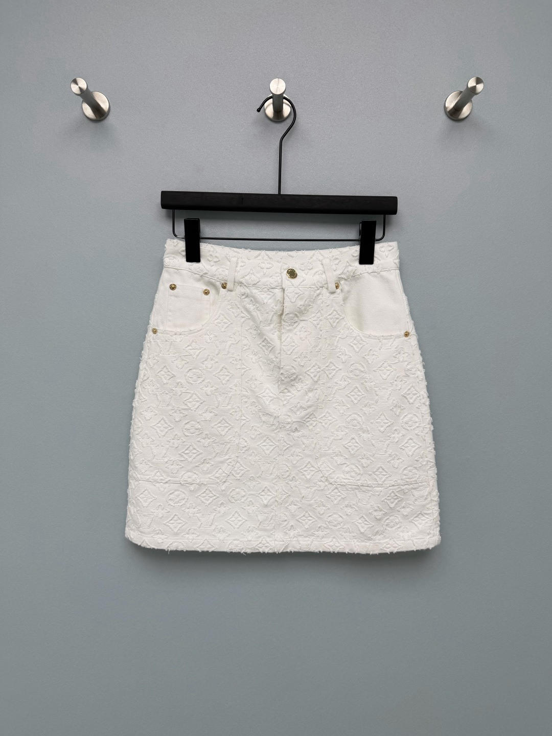 NO:865585,Lou*26 new three-dimensional embossed presbyopia skirt. All-over three-dimensional embossed jacquard Monogram. The all-over printed logo can only be seen at a close distance. It is low-key and elegant without being exaggerated. It has a classic high-waisted denim version, a round gold buckle with branding on the front, double-sided work pockets + rivet hardware at the pocket, restoring the classic structure of a denim skirt. The belt loops can be freely matched with belts. A versatile and noble white skirt!  Solid color size 3 SML A8803240,Louis Vuitton-clothing,louis vuitton,skirts,19860909Lou*26新款立体浮雕老花短裙 通体立体凹凸提花Monogram,近距离才能看清满印logo,低调显贵不浮夸,经典牛仔高腰版型,前襟品牌刻印圆形金扣,双侧工装插袋+袋口铆钉五金,还原牛仔半裙经典结构,腰带袢可自由搭配皮带,百搭显贵小白半裙！单色3码SML A8803240,路易威登-服装,louis vuitton,skirts,,Women's clothing
