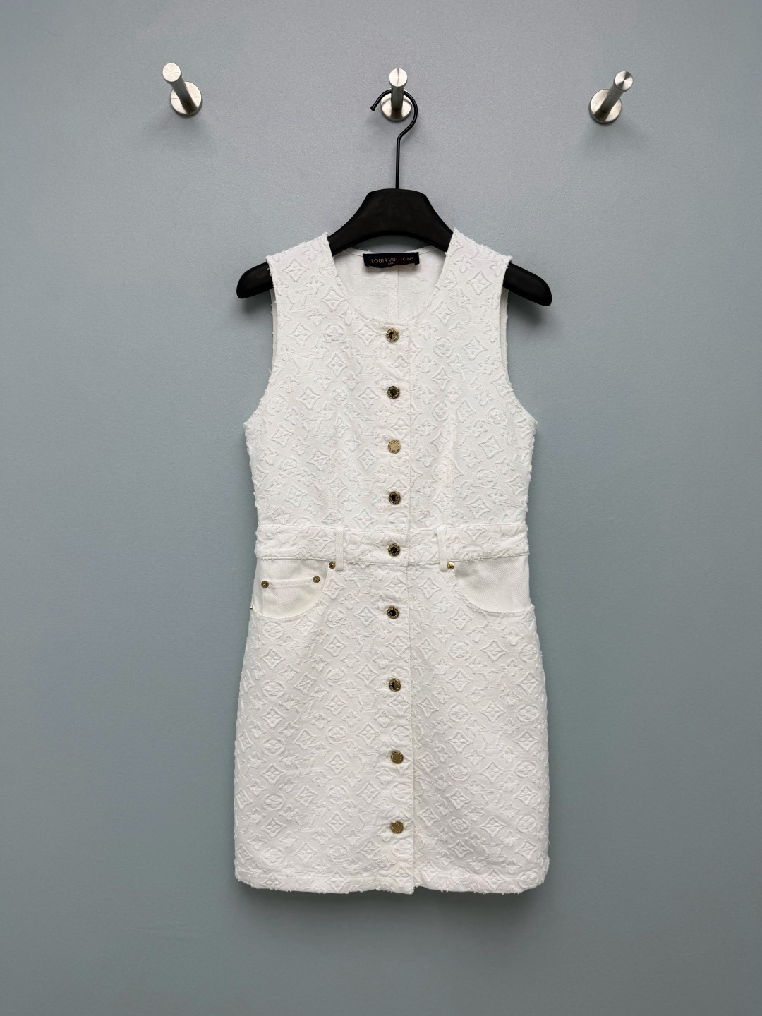 NO:865551,Lou*26 new three-dimensional embossed presbyopia sleeveless vest dress. All-over three-dimensional concave and convex jacquard Monogram. Only the all-over printed logo can be seen clearly at a close distance. It is low-key and dignified without being exaggerated. The raw edges add a casual and casual atmosphere. It has branded gold buckles + rivet pockets on both sides. It is a replica of denim workwear design. The high-waisted version can create a small waist with one click. The short A version can make your legs longer in seconds!  Daughter’s Little White Dress Ceiling~Single Color Size 3 SML,Louis Vuitton-clothing,louis vuitton,skirts,19860909Lou*26新款立体浮雕老花无袖背心连衣裙 通体立体凹凸提花Monogram,近距离才能看清满印logo,低调显贵不浮夸,毛边包边增添随性小香氛围,通排品牌金扣+两侧铆钉口袋,复刻牛仔工装设计,高腰版型一键掐出小蛮腰,短A版型秒变大长腿！千金小白裙天花板~单色3码SML,路易威登-服装,louis vuitton,skirts,,Women's clothing