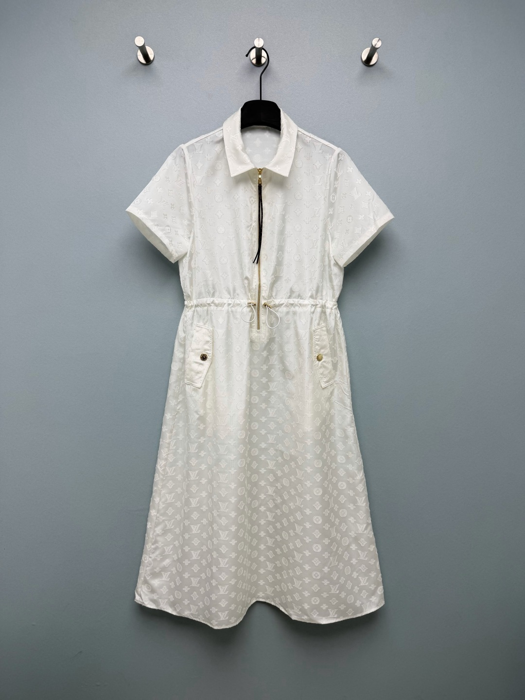 NO:865565,lou*26 new dark pattern jacquard half-zip waisted shirt dress. The pure white background is hidden all over the three-dimensional presbyopia. The looming embossed pattern is high-end but not exaggerated. The half-platform gold zipper + presbyopic leather puller are the finishing details. The invisible drawstring at the waist can be cinched with one click. The riveted work pockets on both sides add a casual feel. The A-line long skirt accommodates all body types.  The fabric is light and breathable. It is suitable for wearing alone in spring and summer or layered with a knitted sweater in spring and autumn. It has a gentle and rich girl atmosphere that can be easily achieved!  Solid color size 3 SML,Louis Vuitton-clothing,louis vuitton,skirts,shirts,19860909lou*26新款暗纹提花半拉链收腰衬衫连衣裙 净白底色暗藏满幅立体老花,若隐若现的浮雕花纹高级不浮夸,半开襟金拉链+老花皮拉头是点睛细节 腰部隐形抽绳一键收腰,两侧铆钉工装口袋增添休闲感,A字大摆长裙包容各种身材 面料轻盈透气,春夏单穿、春秋内搭针织小衫都适配,温柔富家女氛围感轻松拿捏！单色3码SML,路易威登-服装,louis vuitton,skirts,shirts,,Women's clothing