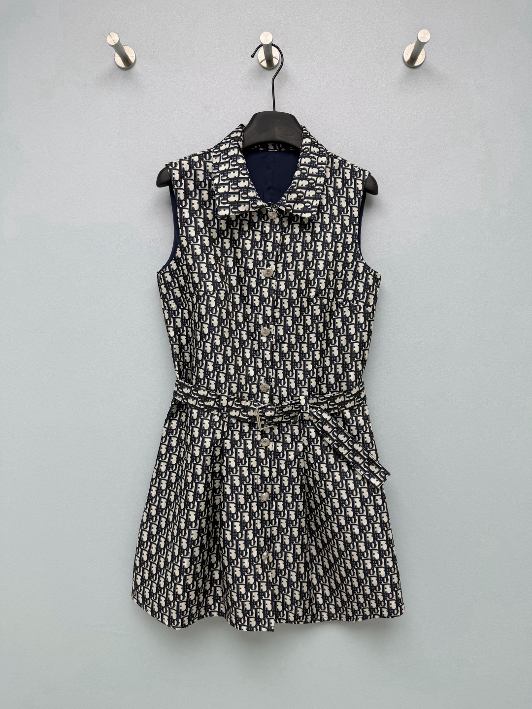 NO:865529,Di*26's new classic Oblique jacquard sleeveless shirt dress. The all-over jacquard fabric has its own high-end texture. The retro navy blue presbyopia is calm and noble, with a lapel shirt style and sleeveless and neat tailoring. The brand is embossed with metal round buttons on the front, and the buttons are engraved with the brand logo. It is exquisite and light luxury. The brand's iconic Oblique presbyopia jacquard is all over the floor, navy bottom + off-white letter jacquard, full of retro recognition!  Monochrome size 3 SML, Dior-clothing, dior, skirts, shirts,19860909Di*26新款经典Oblique提花无袖衬衫连衣裙 满幅提花面料自带高级肌理,复古藏青老花沉稳显贵,翻领衬衫版型,无袖利落剪裁；前襟通体品牌浮雕金属圆扣,纽扣镌刻品牌标识,精致轻奢.品牌标志性Oblique老花满幅提花,藏青底+米白字母提花,复古辨识度拉满！单色3码SML,迪奥-服装,dior,skirts,shirts,,Women's clothing