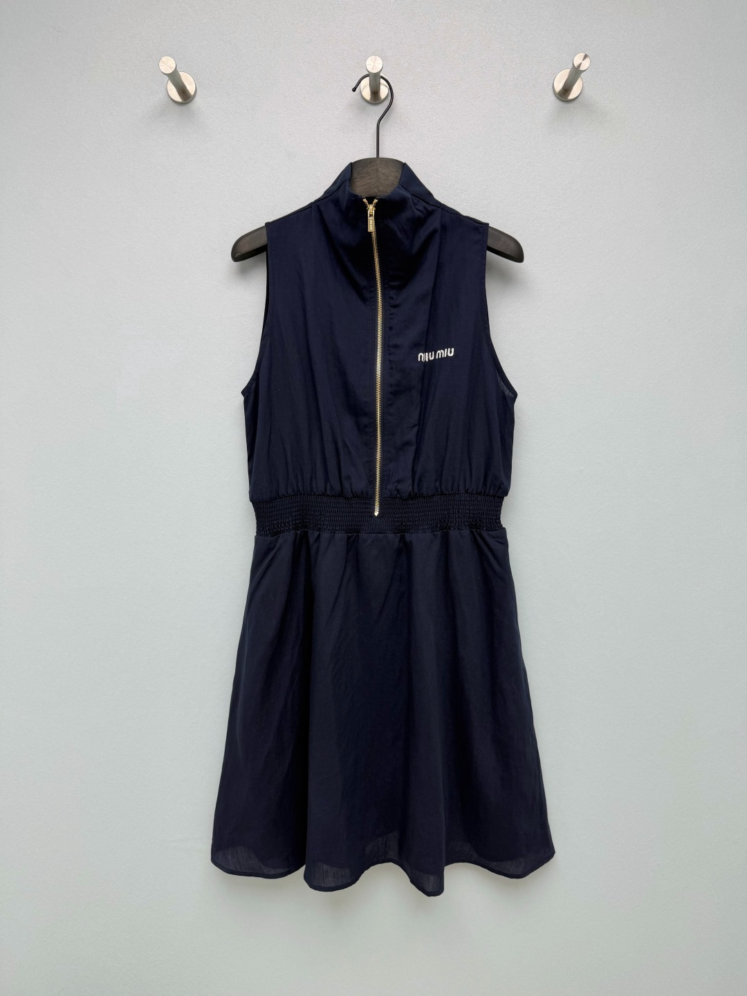 NO:865478,Miu*26 new stand-up zippered sleeveless waist dress, half-high collar + gold zipper on the front, casual and luxurious details, small logo embroidered on the chest, low-key and exquisite, elastic waistband to create a slim waist with one click, A-line short skirt full of vitality, textured cotton fabric is breathable and comfortable, white is clean and refreshing, navy blue is retro and durable, a proper casual outfit for rich women!  2 colors and 3 codes SML, women's clothing, miumiu, skirts,19860909Miu*26新款立领拉链无袖收腰连衣裙 半高领+前襟金拉链,随性又带轻奢细节,胸口刺绣小logo低调精致,腰部弹力打揽一键掐出小蛮腰,A字短裙摆元气满满,肌理棉面料透气舒服,白色干净清爽、藏青复古耐看,妥妥的富家女休闲穿搭！2色3码SML,女装,miumiu,skirts,,Women's clothing