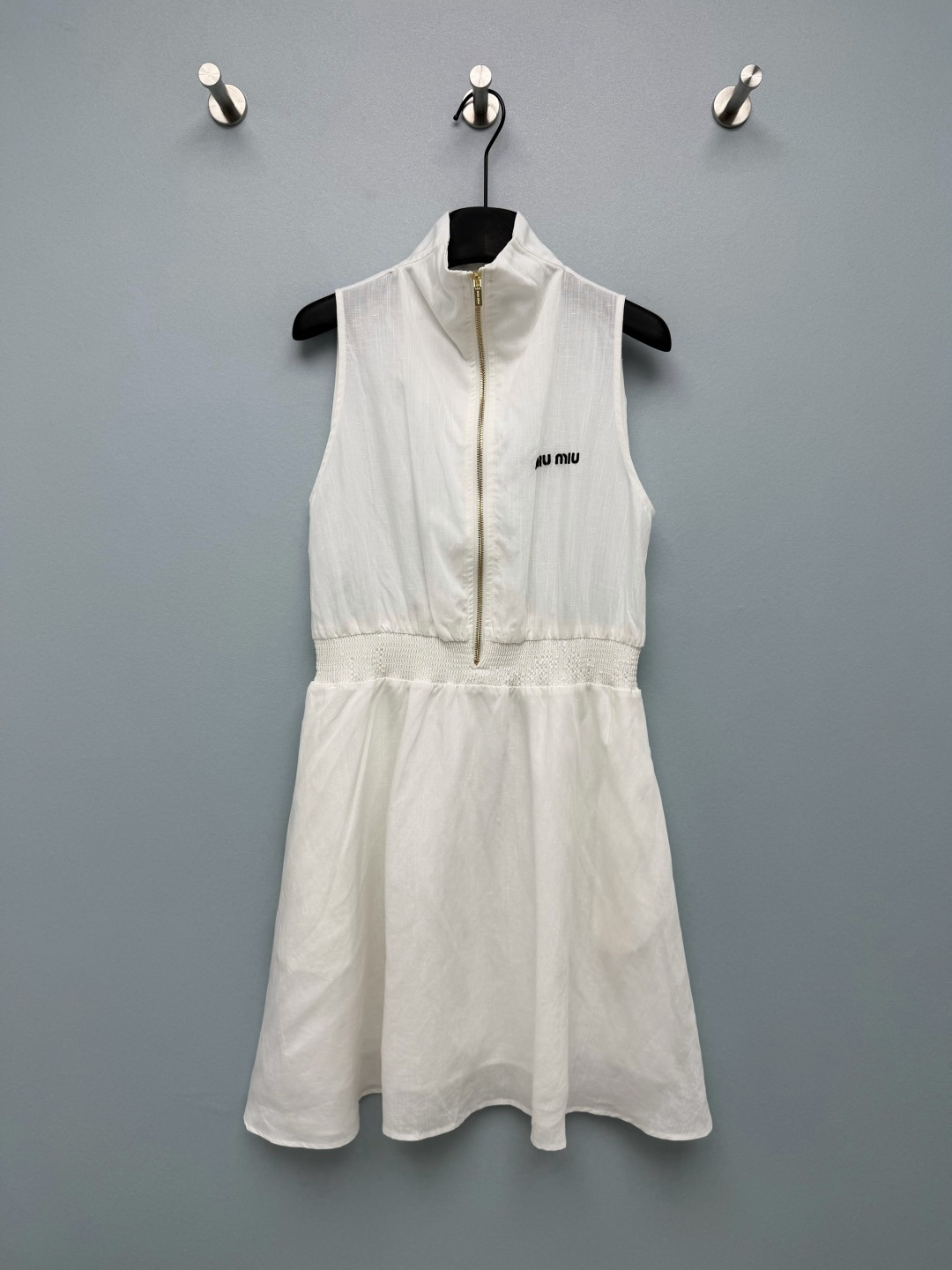 NO:865503,Miu*26 new stand-up zippered sleeveless waist dress, half-high collar + gold zipper on the front, casual and luxurious details, small logo embroidered on the chest, low-key and exquisite, elastic waistband to create a slim waist with one click, A-line short skirt full of vitality, textured cotton fabric is breathable and comfortable, white is clean and refreshing, navy blue is retro and durable, a proper casual outfit for rich women!  2 colors and 3 codes SML, women's clothing, miumiu, skirts,19860909Miu*26新款立领拉链无袖收腰连衣裙 半高领+前襟金拉链,随性又带轻奢细节,胸口刺绣小logo低调精致,腰部弹力打揽一键掐出小蛮腰,A字短裙摆元气满满,肌理棉面料透气舒服,白色干净清爽、藏青复古耐看,妥妥的富家女休闲穿搭！2色3码SML,女装,miumiu,skirts,,Women's clothing